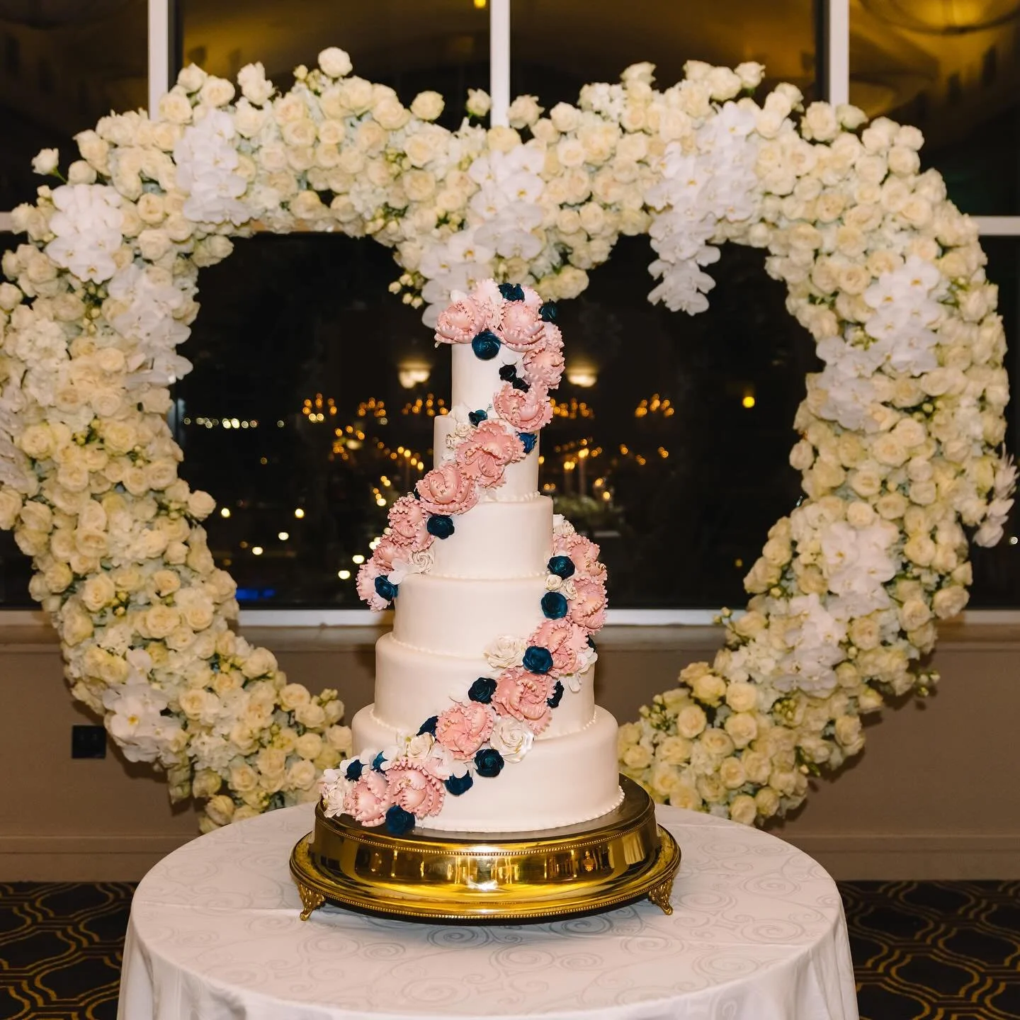 For heavens cake !! The very definition of having your cake and eating it too!  @theroyalcakery 

Jasmine and Trey nailed it with their custom designed cakes &mdash;> Swipe left #southernuniversity 

Ever wondered about the southern tradition of h