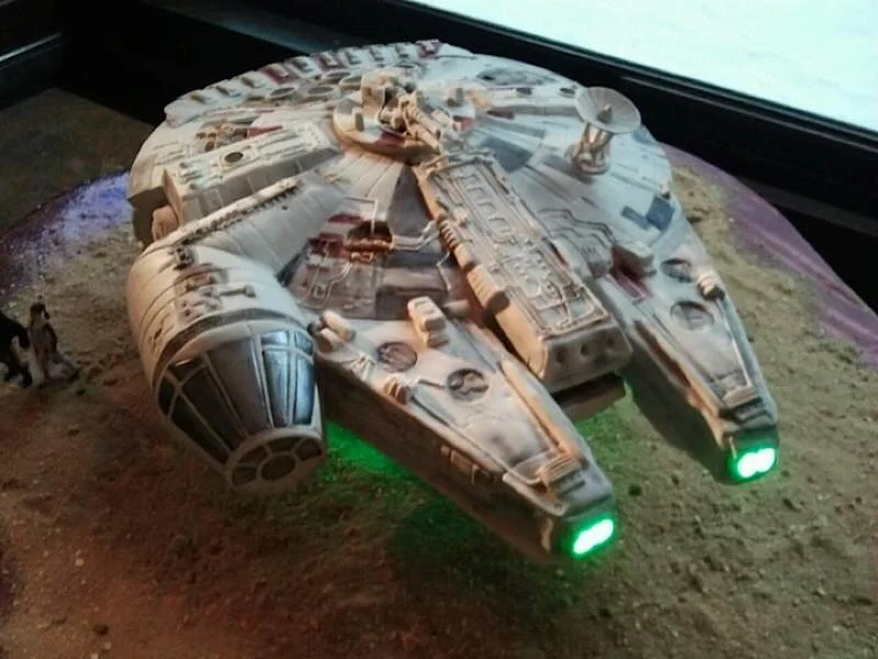 laurague.o.ss.milleniumfalconfondantfreelights.jpg