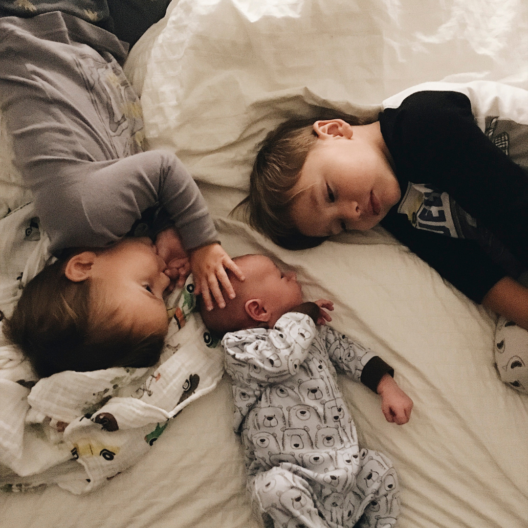 Astuces pour gérer le coucher d’une fratrie en solo