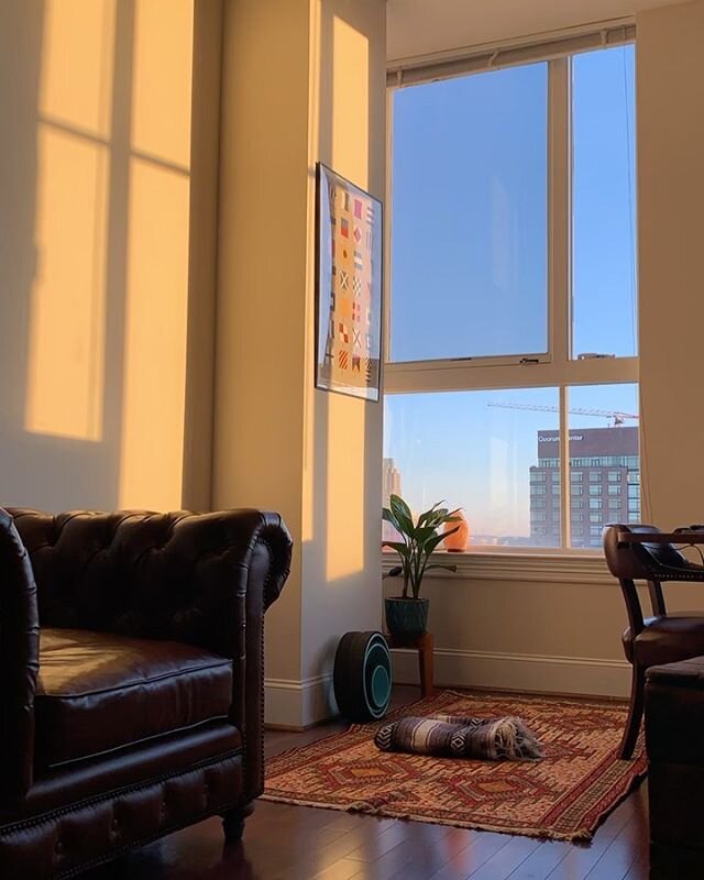 we canceled our trip to NYC &amp; I&rsquo;m staying right here all weekend! 🌞
Grab a mat &amp; join me (while in the comfort of your own home) for a virtual yoga class on Saturday @ 10:30 am + Sunday @ 7:00 pm
.
.
.
#virtualyoga #yoga #yogaeverydamn