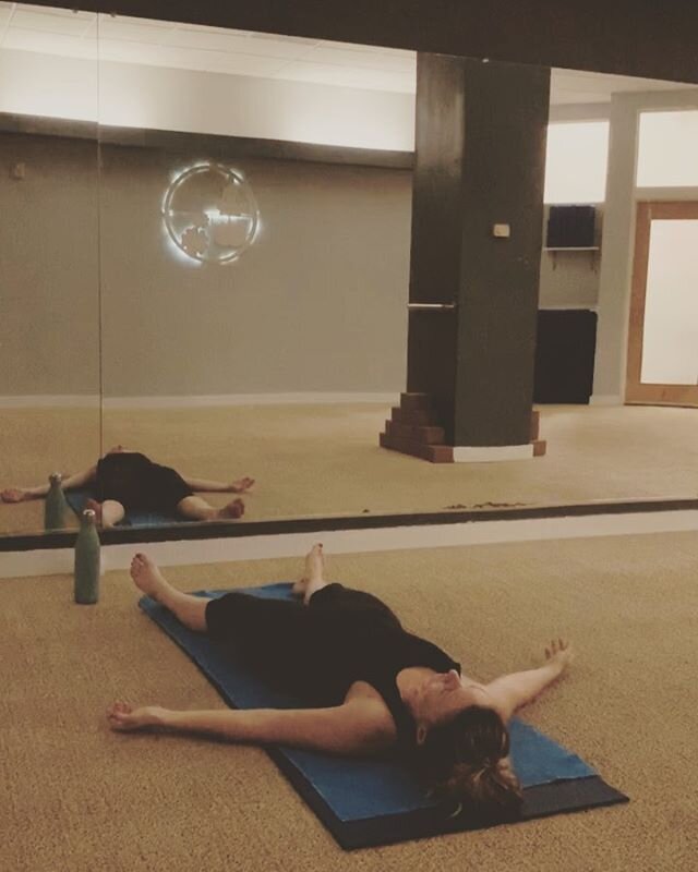 It&rsquo;s chilly out there! 🥶 Come warm up in the hot room + get your yoga on🧘🏼&zwj;♀️🧘🏻&zwj;♂️ .
Subbing tonight for @yogi_mary for the 8-9 pm gentle flow @indigohotyoga 😊 see you soon!