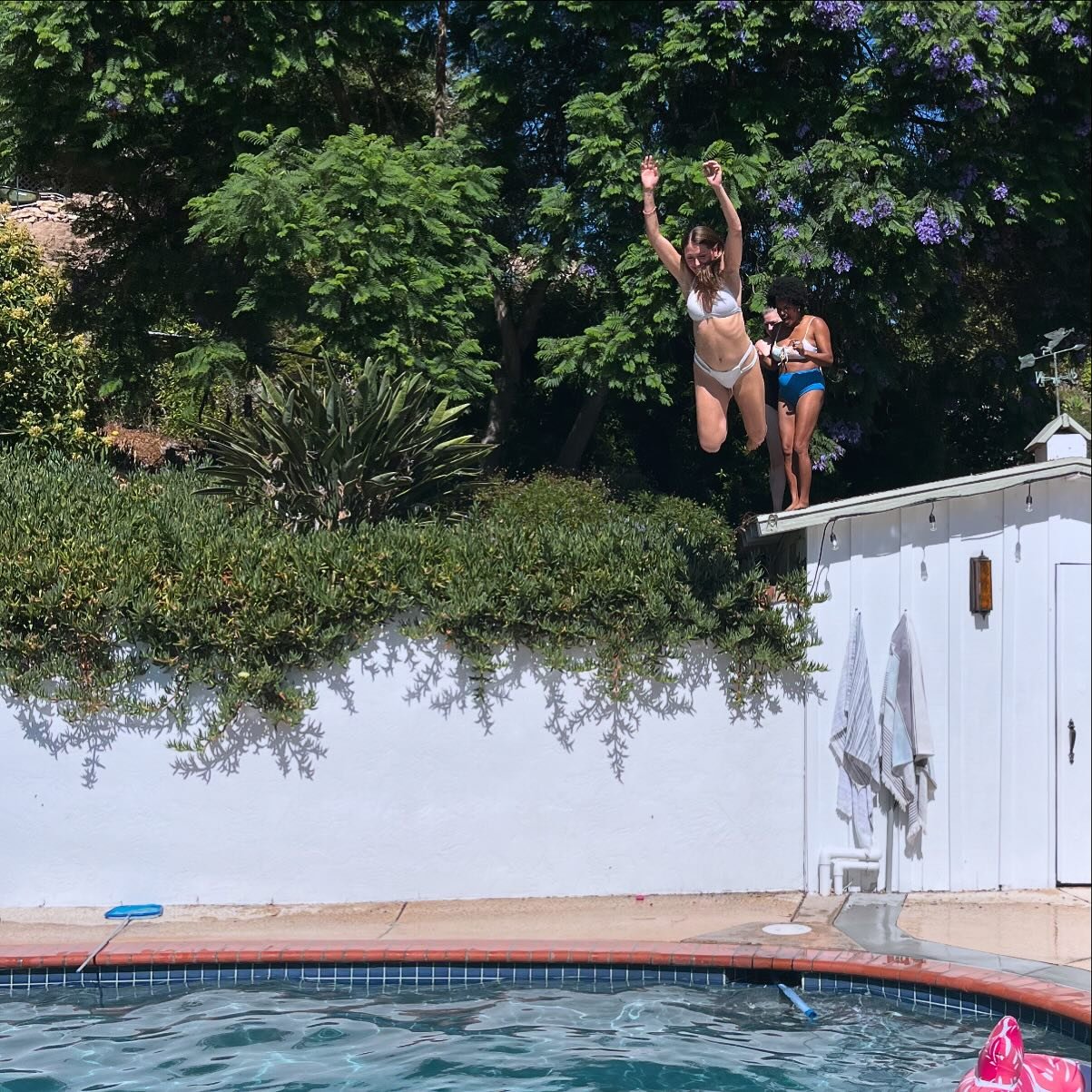 Fully embracing summer 🌞- longer days and lots of sun. Been spending some slow days at home swimming, hosting ,rearranging furniture 🪑 and meals outside. 

#hosting #poollife #sandiegosummer