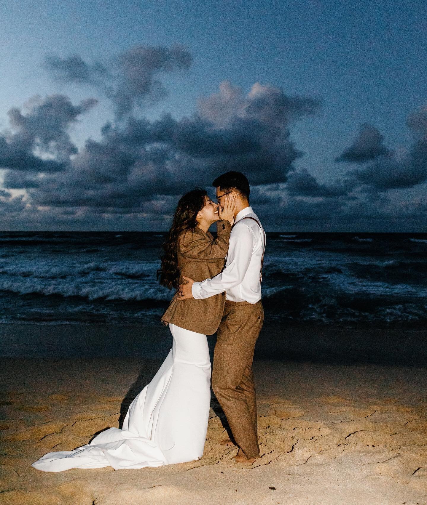 Here&rsquo;s a nod to our post-wedding wet-the-dress session in Hawai&rsquo;i because it&rsquo;s the best thing ever and these photos never fail to make me smile ☺️

Not sure what couples do here in Dallas for an equivalent trash-the-dress photoshoot