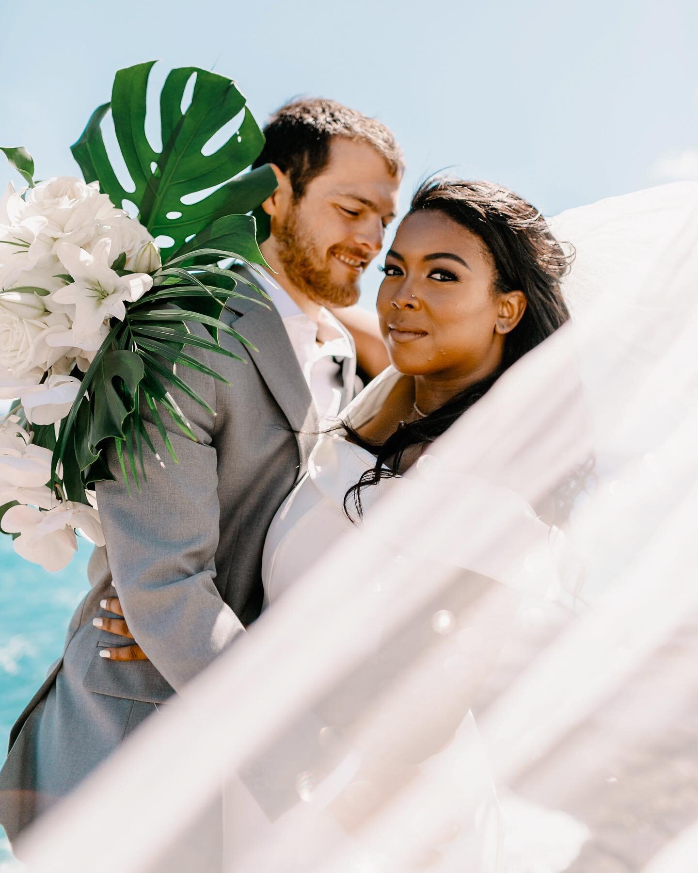 Veil or no veil? Honestly, it&rsquo;s up to you. I LOVE a good veil moment (I mean, look at these two 🤩🤩) Veils allow us photogs an extra prop to play around with and incorporate into your photos. But veils can also be tedious to always readjust an