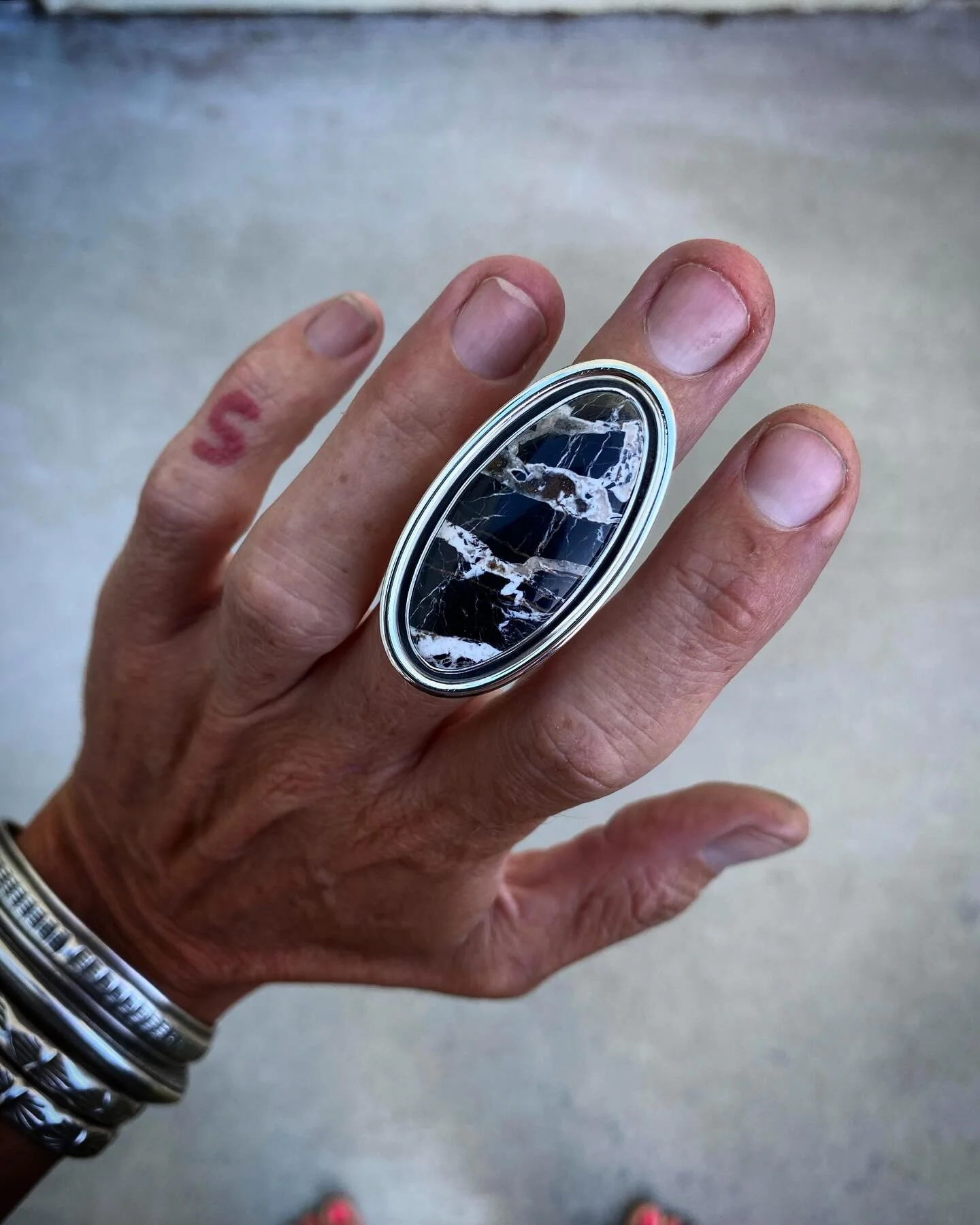 White Buffalo Minimal Shadowbox Ring✨✨

This ring is one of my personal favorites , I just adore the uniqueness of this stone and how beautiful it looks wrapped up in silver 🖤

NFS✨