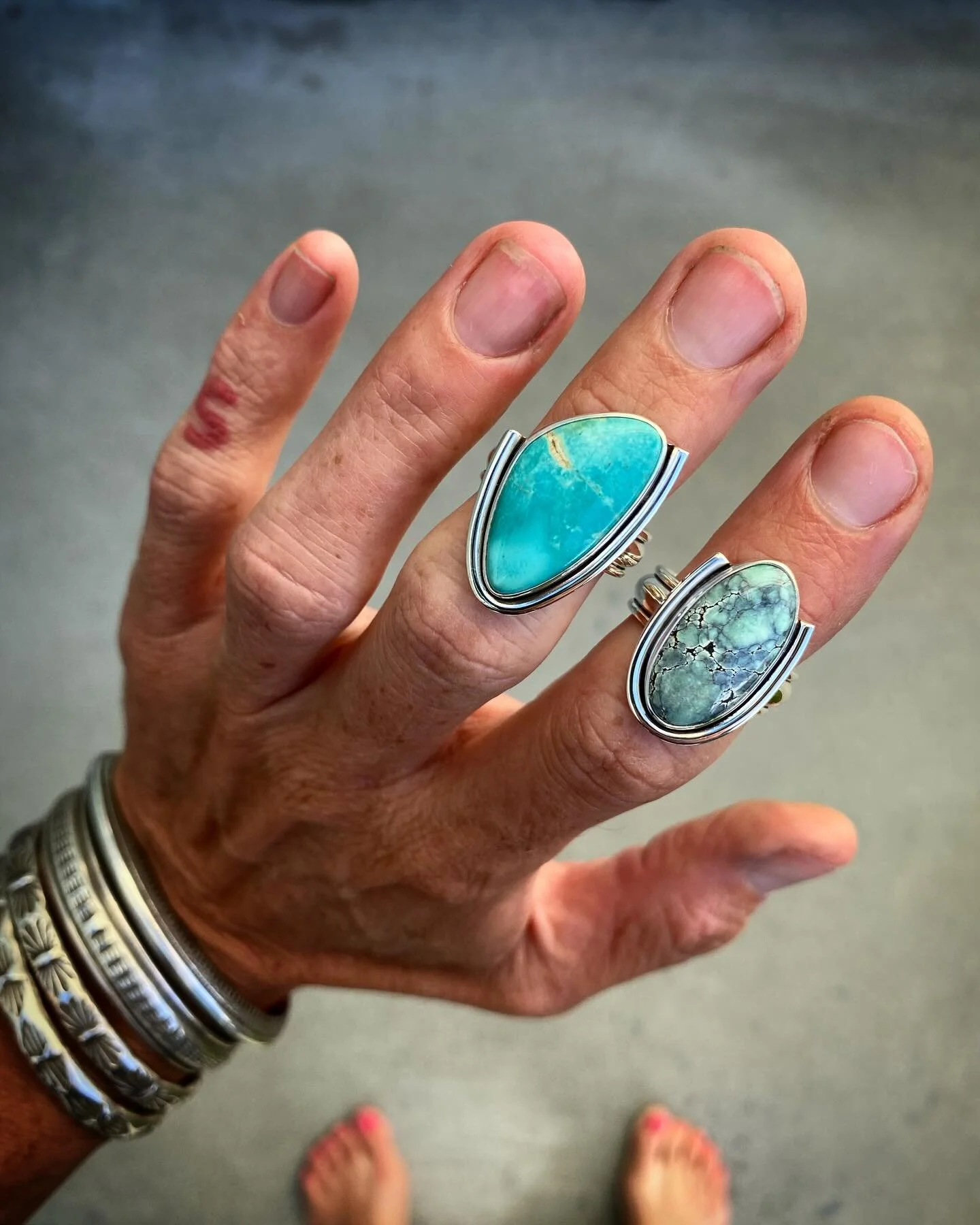 Half Wrap Ring Duo ✨✨

The classic Half Wrap with two absolutely outstanding stones 🖤

Index - Star Fox Variscite - Size 8.5
Middle - Carico Lake Turquoise - Size 7.5

Check my stories for a closer look and DM for info ✨