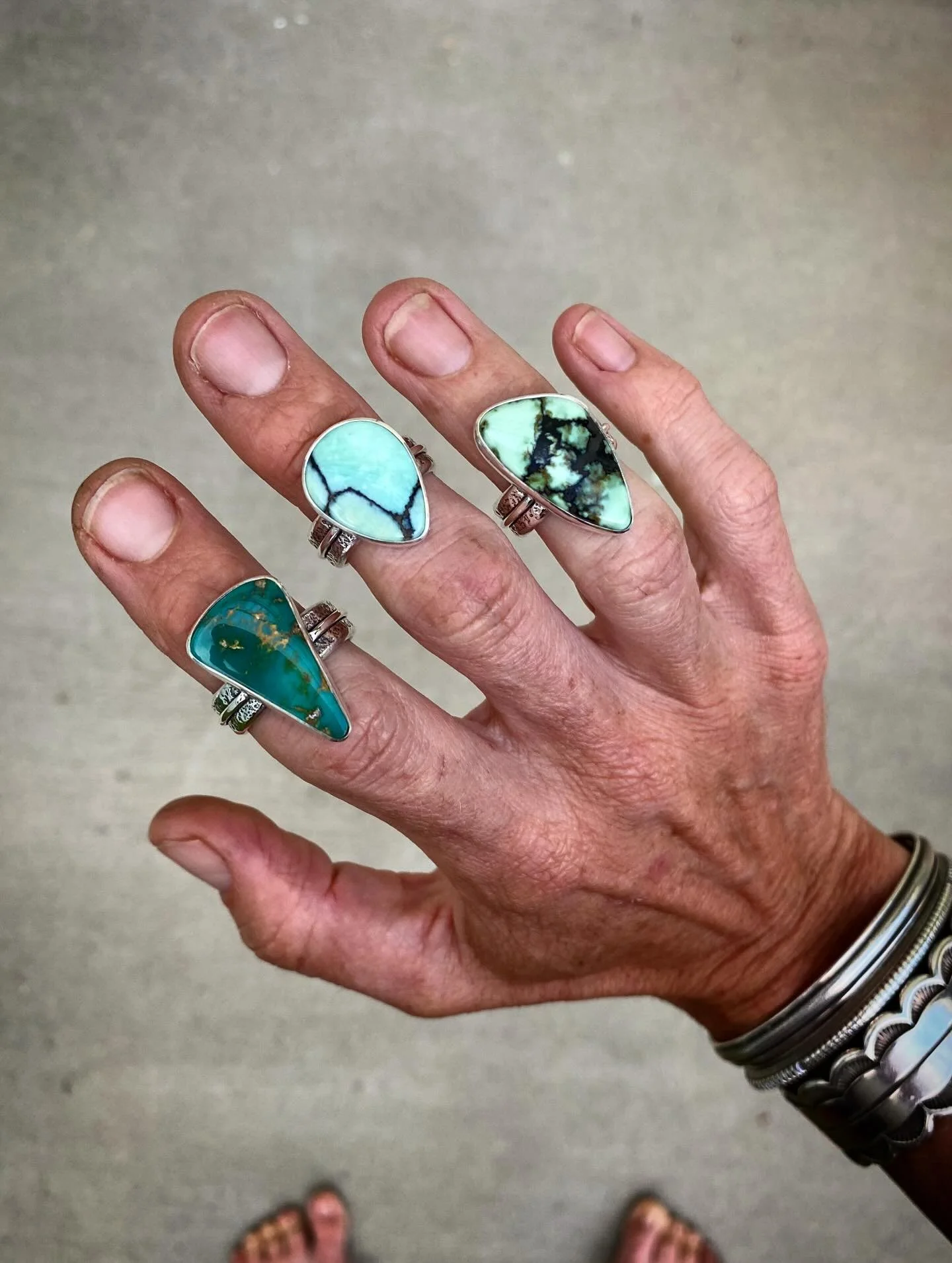 Textured Wrap Band Rings✨✨✨

Keeping this style going with this gorgeous Trio of rings! A lovely little mix of Turquoise and Variscite all set on the bold Textured Wrap Band 🖤

Index- NFS
Middle - Desert Bloom Variscite - Size 7.5 - Available 
Ring 