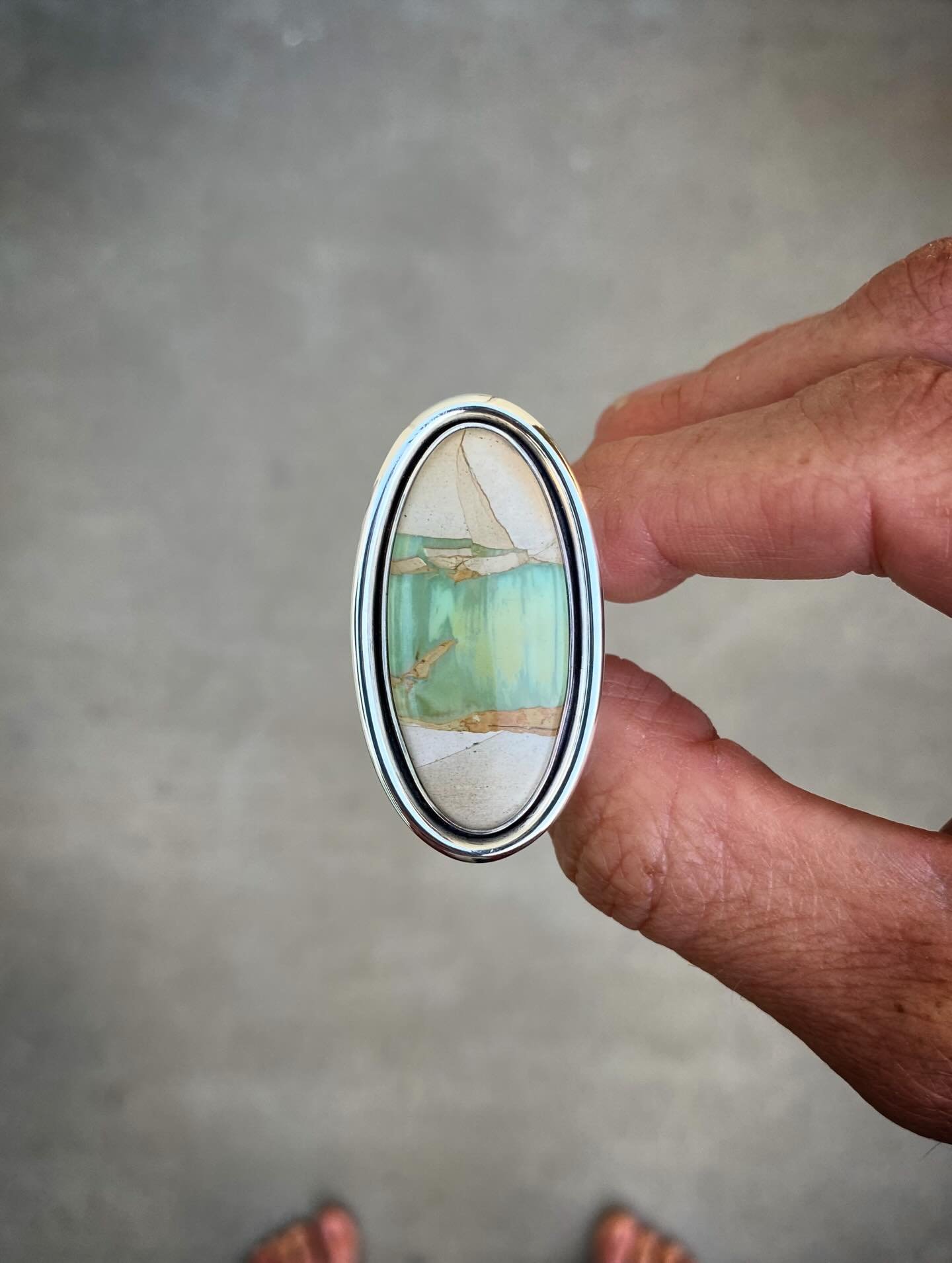 Australian Variscite Minimal Shadowbox Ring✨✨✨

These colors and the glow of this material never cease to amaze me!

Australian Variscite, one of my favorite materials to work with 🖤

NFS✨