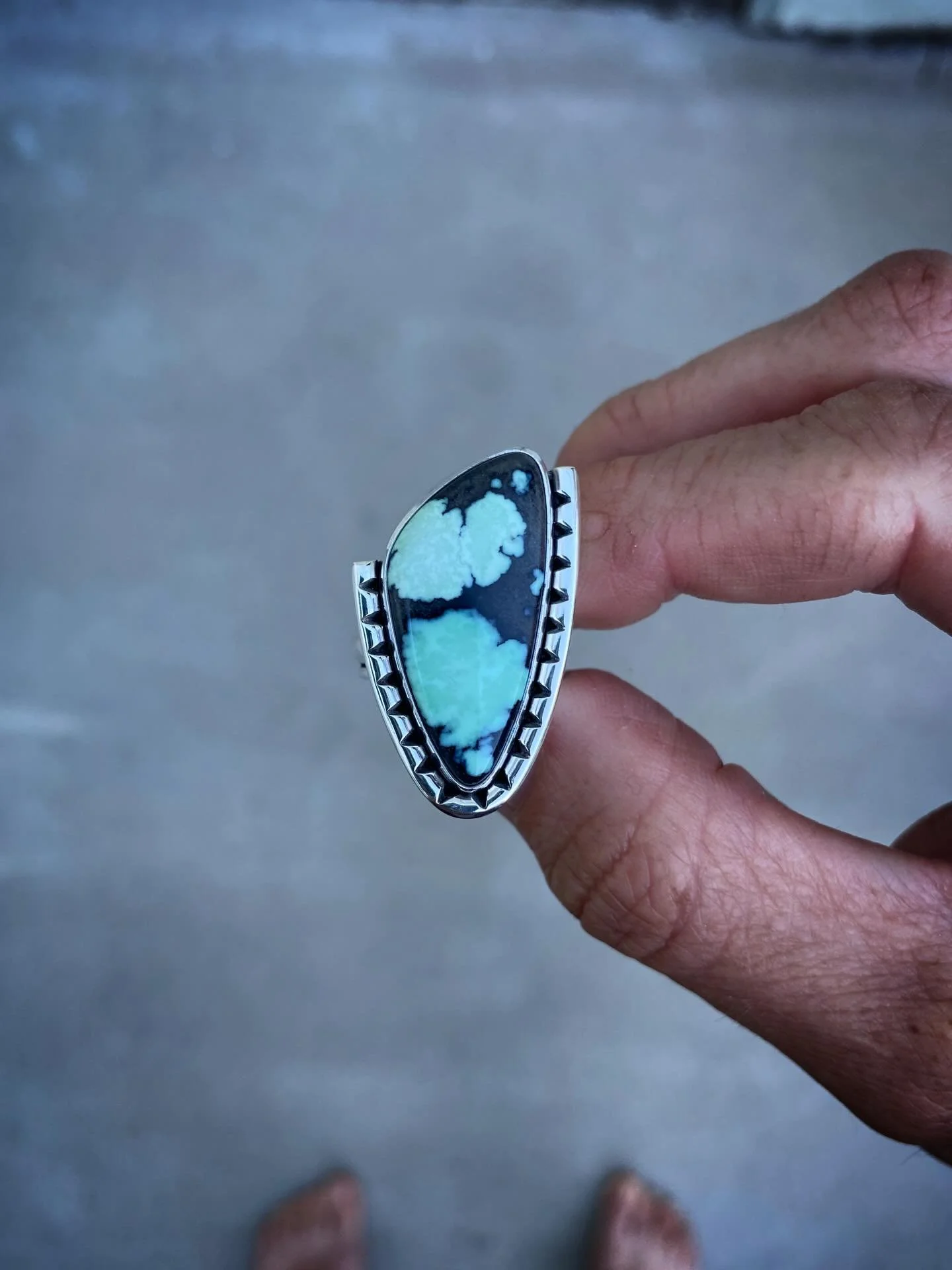 High Grade Angel Wing Variscite Saw Cut Border Ring✨✨

High Grade Angel Wing Variscite will always be one of my preferred materials, and I especially love variations like this beautiful stone. Theres something extra beautiful about the contrast of th