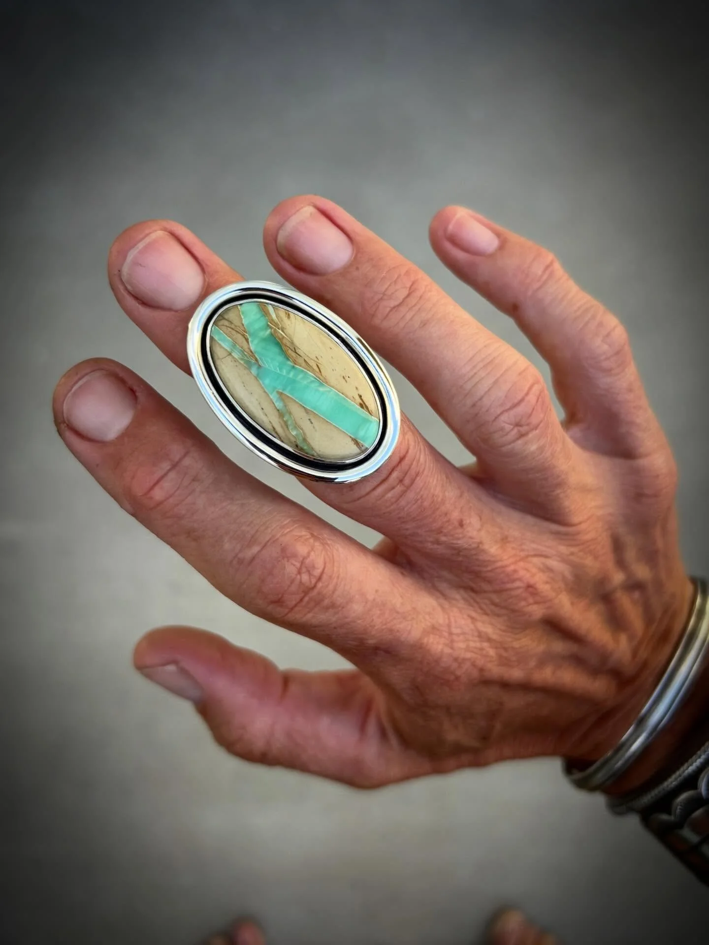 Australian Variscite Minimal Shadowbox Ring✨✨

Absolutely everything about this cut of Australian Variscite is sensational! 

The unique matrix and the vibrancy of the incredible ribbon are my favorite aspects of this stone, continually grateful for 