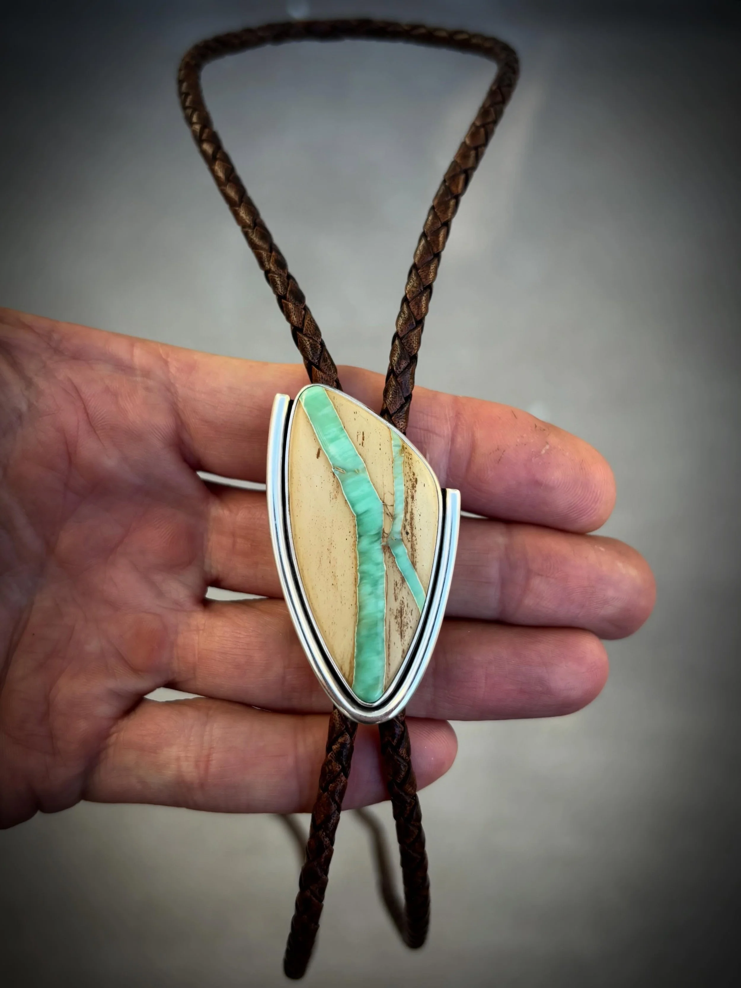 High Grade Australian Variscite Bolo Tie✨✨

This sensational cut of Australian Variscite was the perfect stone for this Bolo Tie that was created for my client&rsquo;s Big Day 🖤

NFS✨