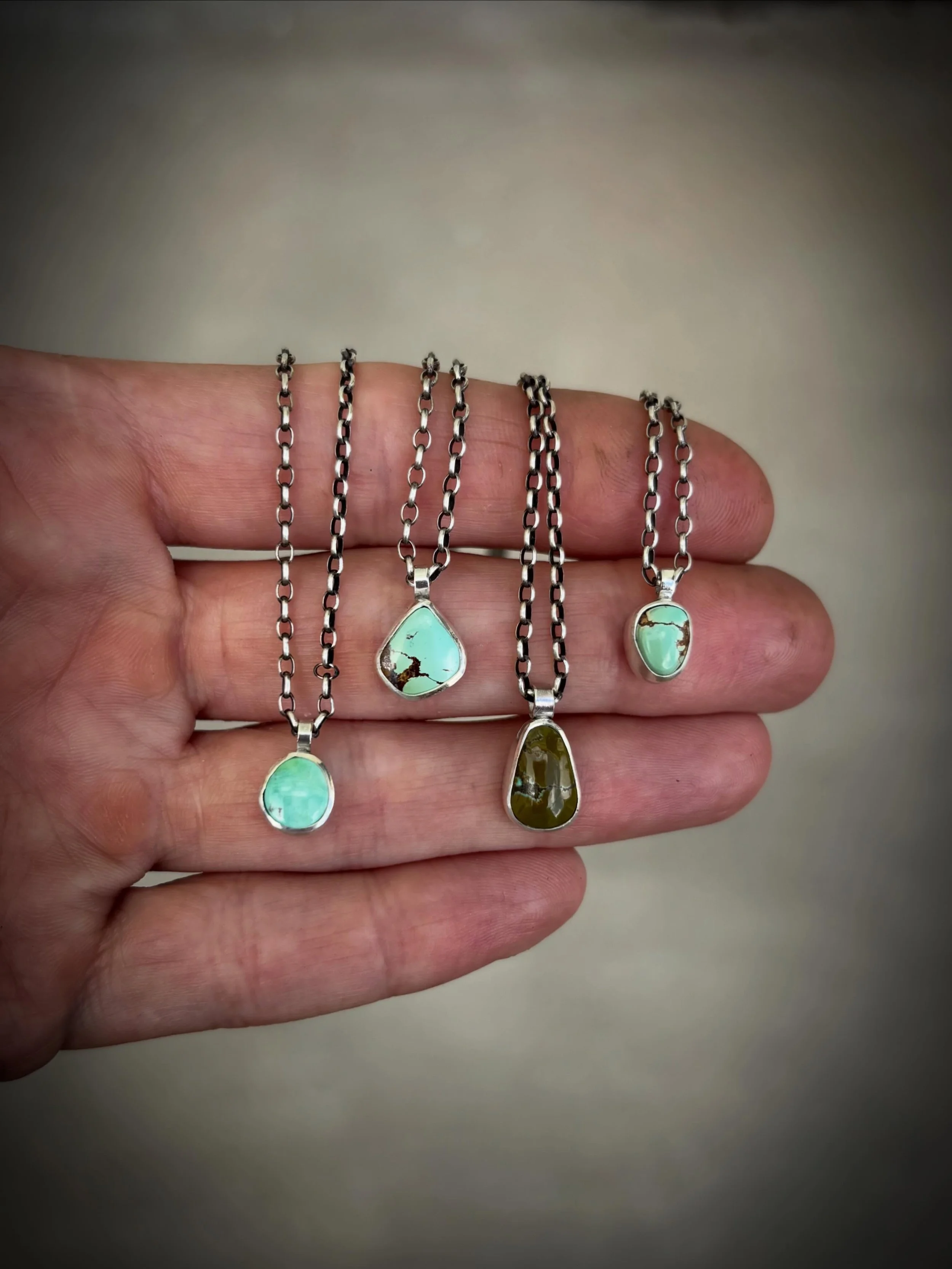 More Minis✨✨✨✨

Small but mighty! 

Gorgeous little group of Royston and Bamboo Mountian Turquoise Mini Pendants 🖤

Left - Royston Turquoise - Available 
Left Middle - Royston Turquoise - Available 
Right Middle - Bamboo Mountain Turquoise - Availab