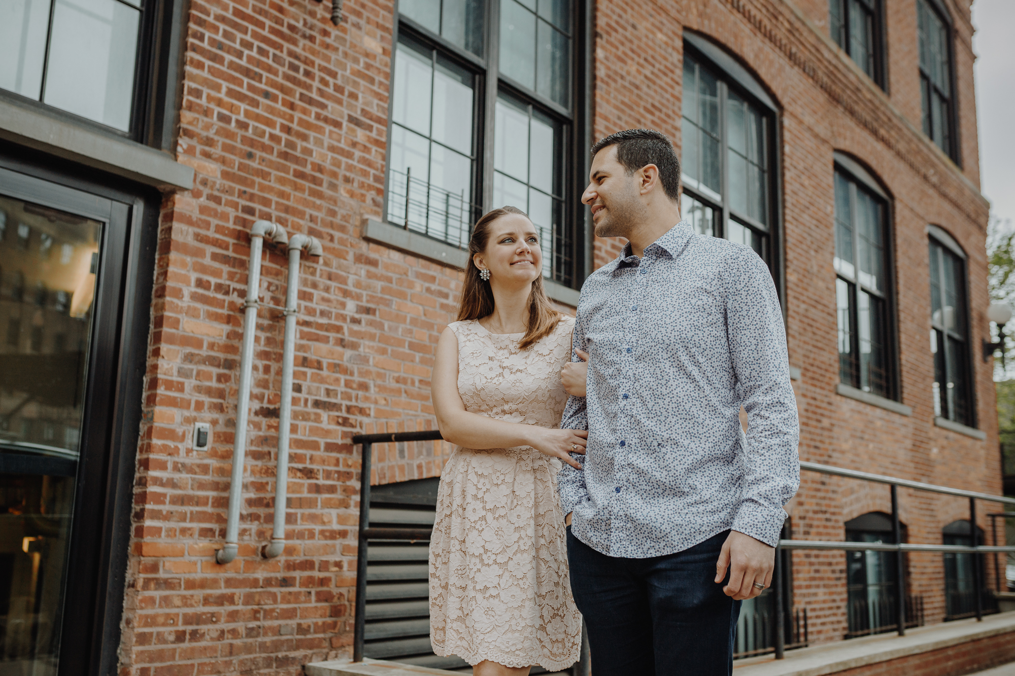 Cheerful Brooklyn Bridge Park Anniversary Photo Shoot