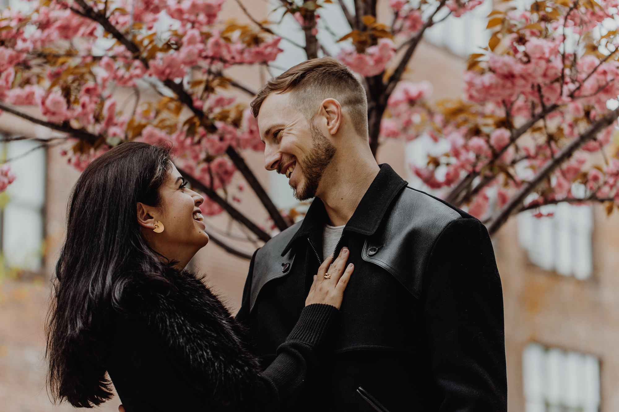 STREET ART WILLIAMSBURG COUPLES PHOTO