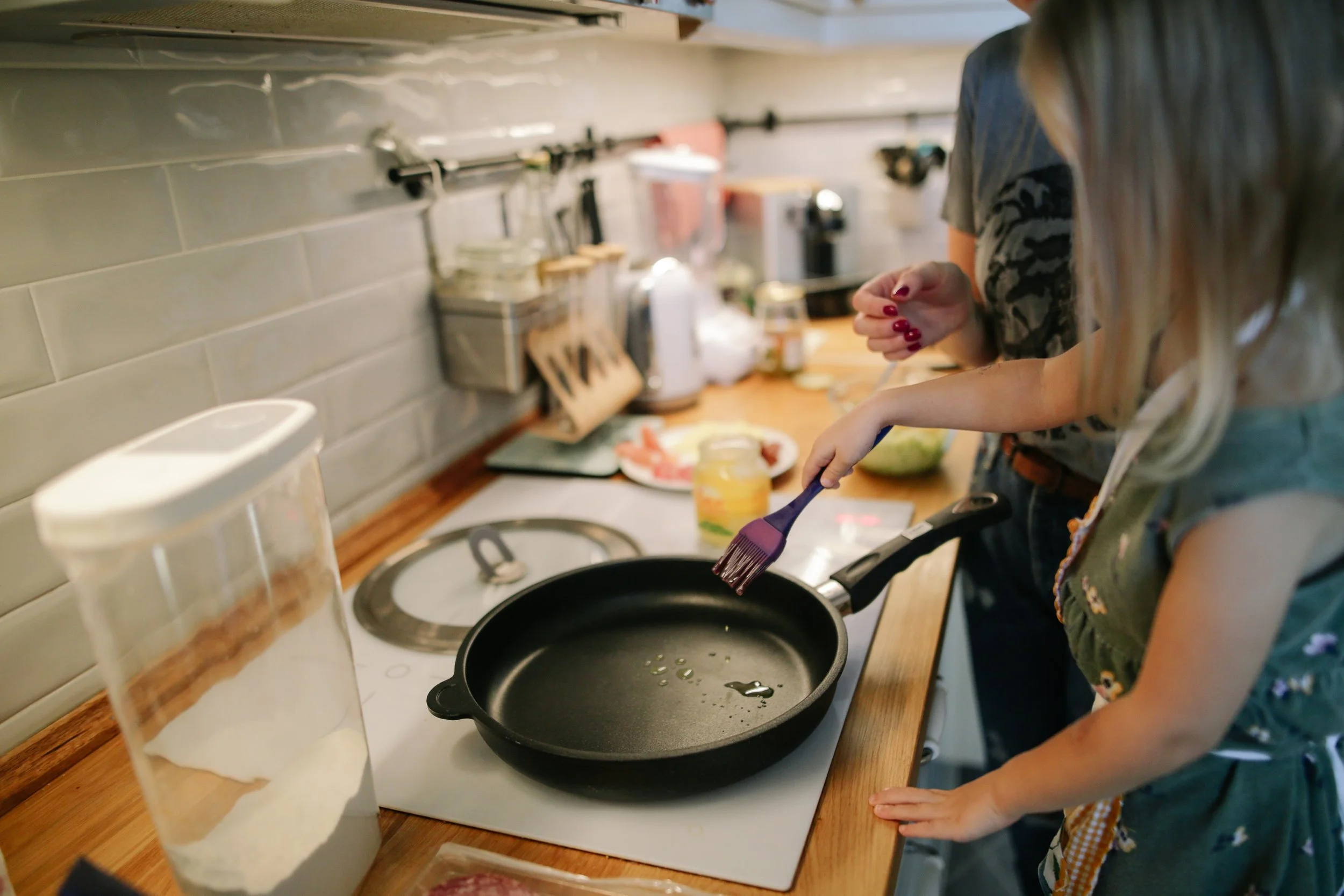 child-cooking-frying-pan-1684032.jpg