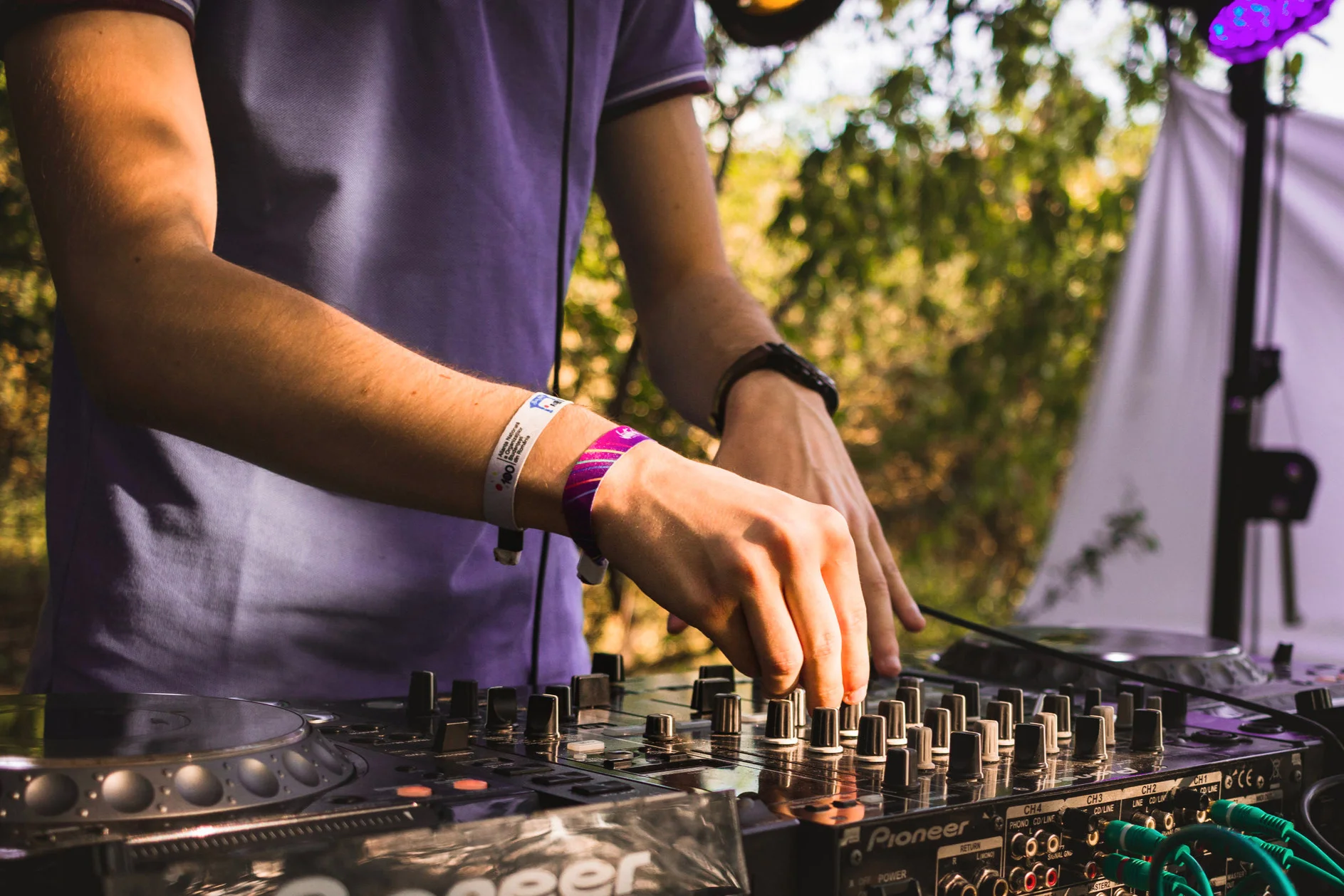 Live set. Live set. Lucas & steve. диджей в ночном клубе. Live set.