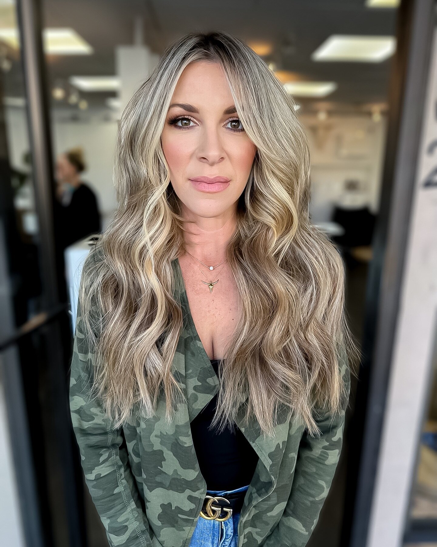 Sometimes two stylists is better than one. We can&rsquo;t get over this collab on the beautiful @nikkiec143 🫰🏼✨.

Color by @styledby_lexie 
Extensions by @brittneyrhodeshair