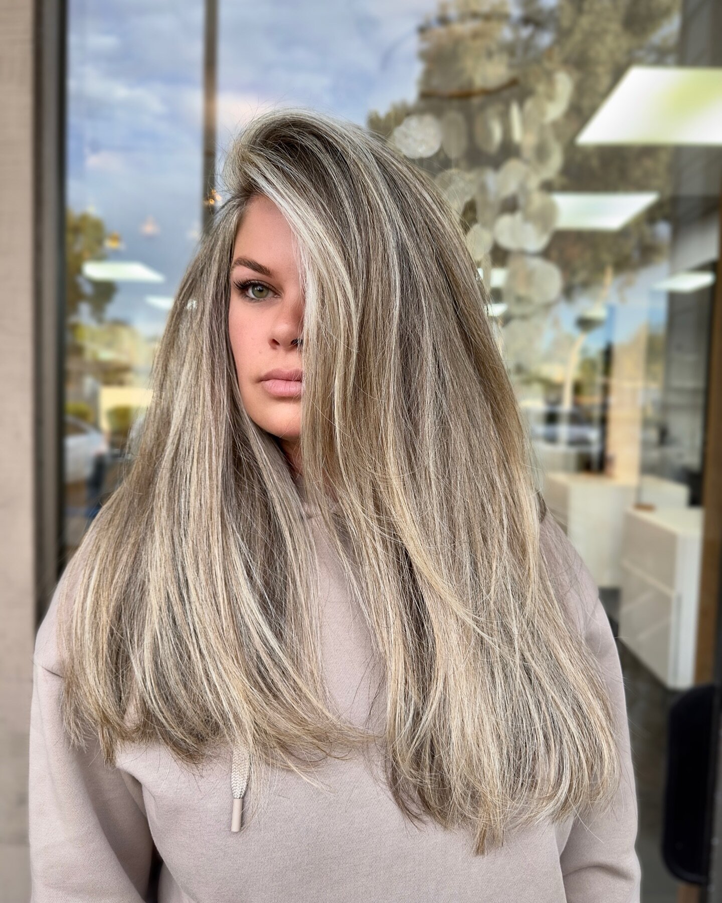 Blonde with contrast 😮&zwj;💨. I mean this color by @styledby_lexie is 🫰🏼✨. Also don&rsquo;t mind us over her with hair envy over this babe&rsquo;s natural mane!
