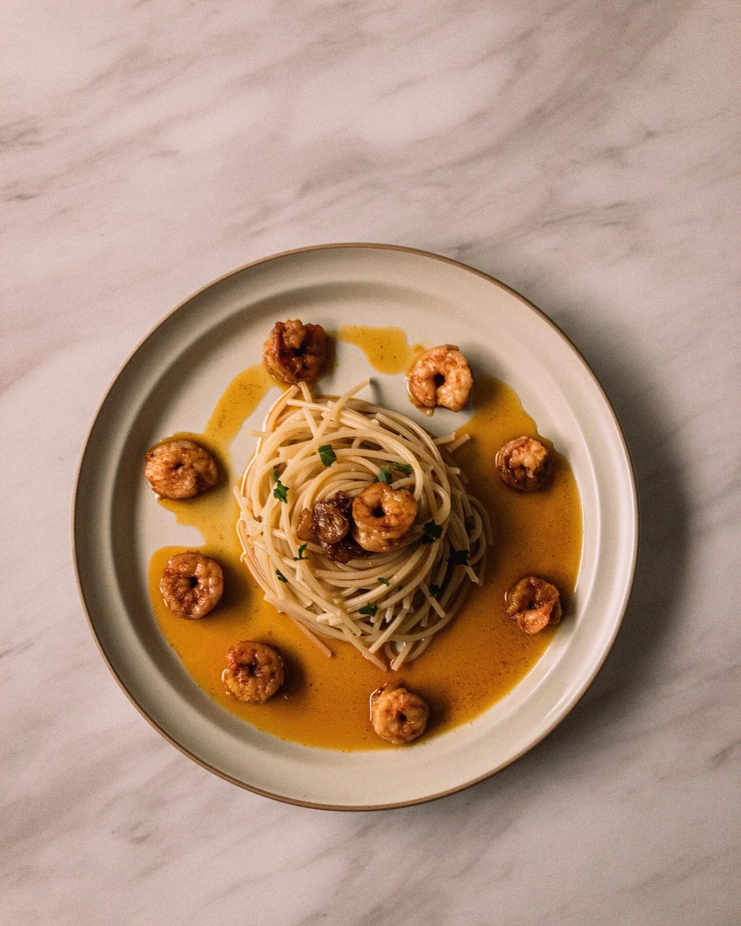 西班牙油浸蒜蝦

我不愛吃蝦，卻得到一包生蝦。

本以為做個胡椒蝦配啤酒，想像坐在釣蝦池旁樸實無華且枯燥的愜意；突然想到之前睡前閱讀的書籍提到了一道經典的西班牙tapas菜：油浸蒜蝦（Gambas al Ajillo）的滋味。

於是除去蝦殼，中背下刀剔除蝦腸，蝦頭冷凍留著熬湯。

就這樣從釣蝦場的抽水馬達與胡椒蝦的氣味來到地中海淡淡海風的紅椒和鹹味。