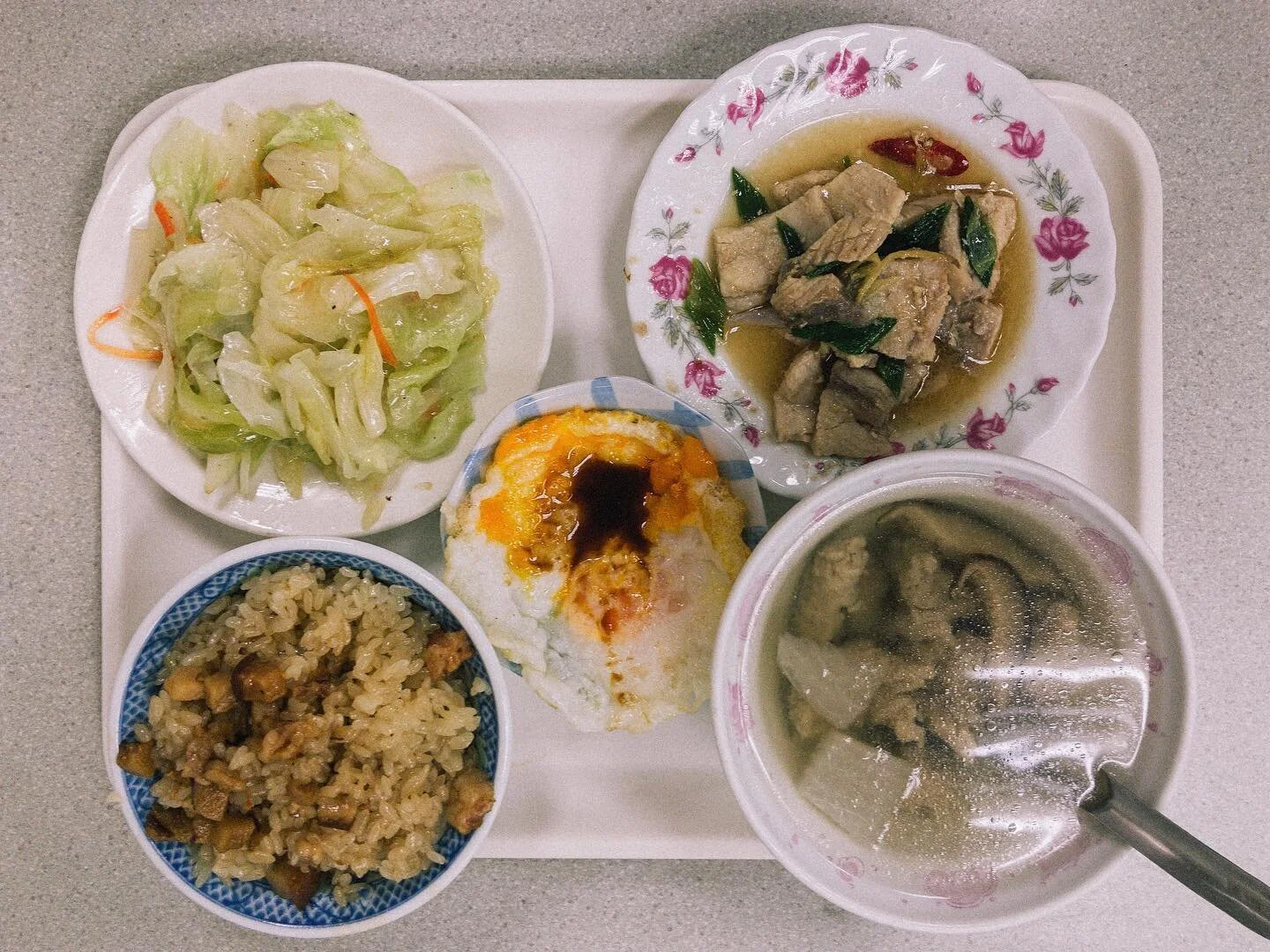 阿珠的滋味

每日五點多起床時，總有幾次想到阿珠。

位在台北橋蘭州街旁邊的阿珠油飯，是目前最喜愛的老城味道早餐。

淋上醬油滷肉的油飯、半熟荷包蛋、肉羹蘿蔔清湯、炒高麗菜跟必選的小菜：醋辣炒鯊魚皮；只要150元就能滿足你一早對食慾的渴望，以及扎實滿溢的在地文化感。

就跟你一早特地跑去青森古川市場，帶著一碗白飯將所有海鮮好料盡收碗裡的のっけ丼，是一樣的感覺。