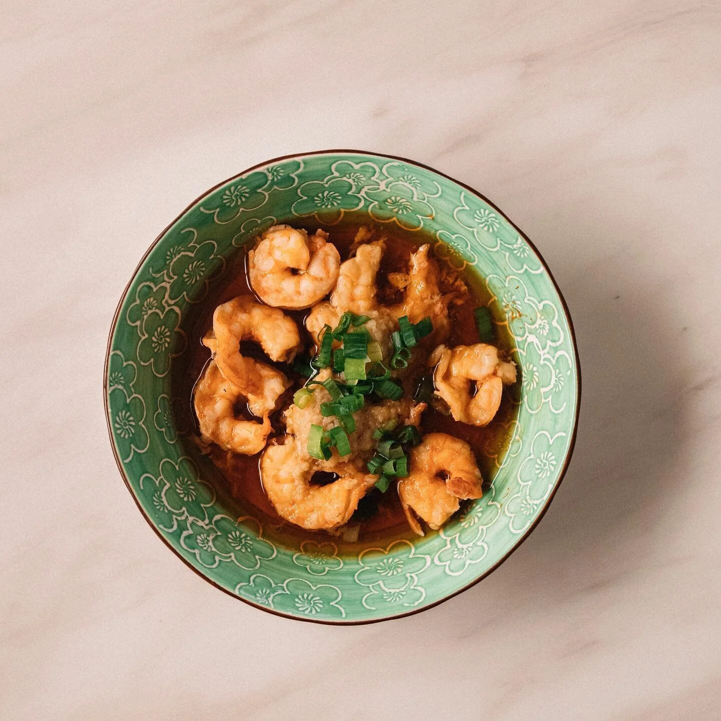 我不愛吃蝦但又得到一批蝦。

一直對蝦子沒特別熱衷，既然又有蝦就決定一次蝦道邸。

在去頭去殼去腸泥後，用前天熬好的蛤仔高湯與醬油、料酒作基底，蝦身擺上蒜泥拿去蒸，再灑上蔥花，完成蒜蓉蝦。

接著是把高湯、味霖與蛋液混勻，快速炒好蝦仁，倒入蛋液攪拌，完成芙蓉蛋蝦仁。

最後用上次做好的紅椒酸蒜油與大蒜片、空心菜大火快炒，炒好一盤蝦味空心菜。

再呈上一碗芋香米飯，很蝦的滋味就完成了。