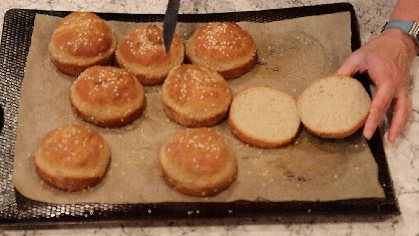 Remove cooled buns from tins_1.jpg