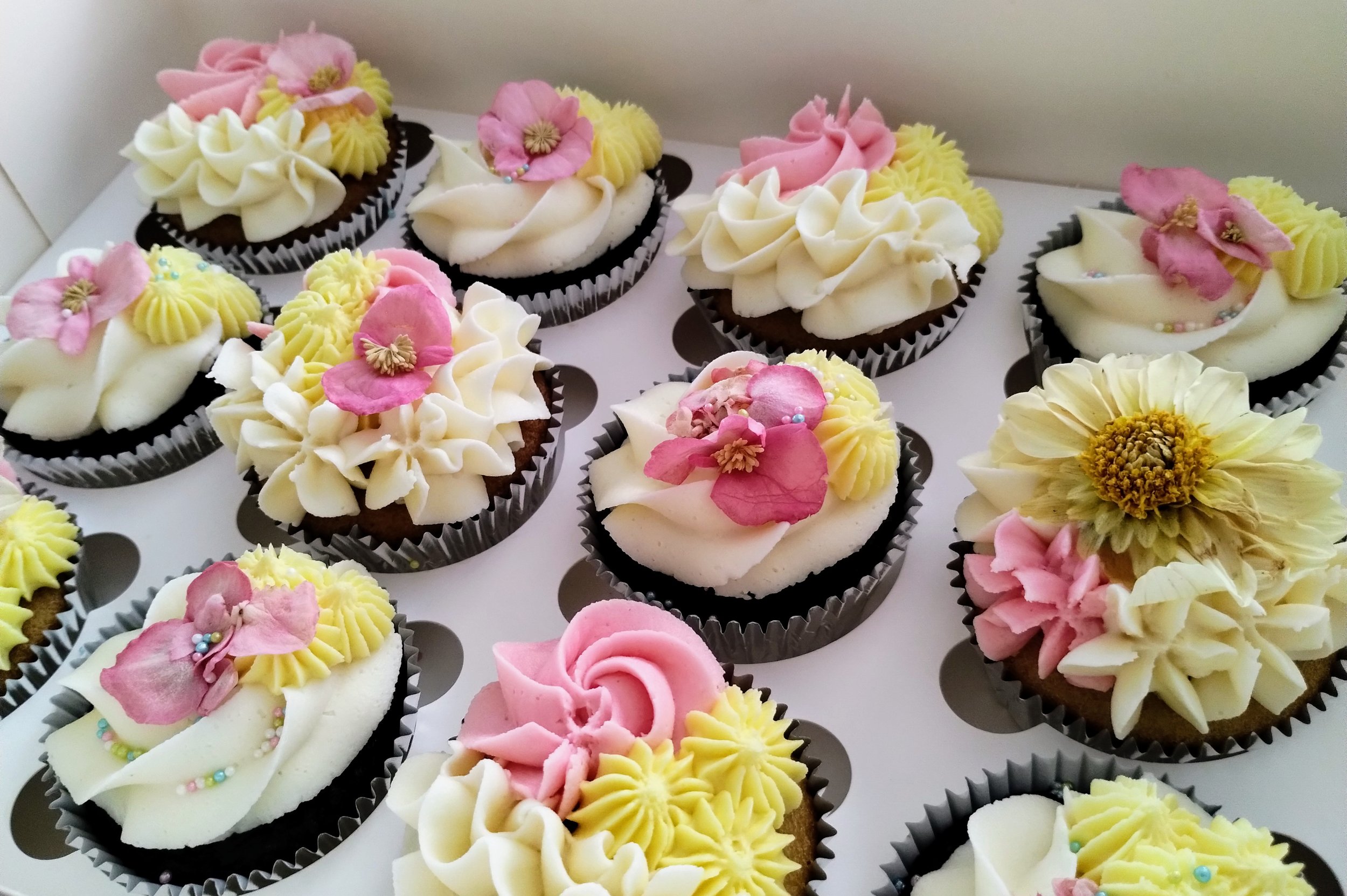 Floral cupcakes.jpg