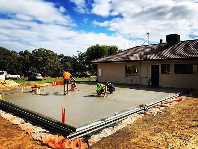 Good day for building a slab!!!! Dellatorre Construction doing what they do best! 🚧&rsquo;s boys made light work of this 140m2 conc&rsquo; floor with underfloor heating!
With the foundations laid this is one of 3 homes under construction in the Fleu