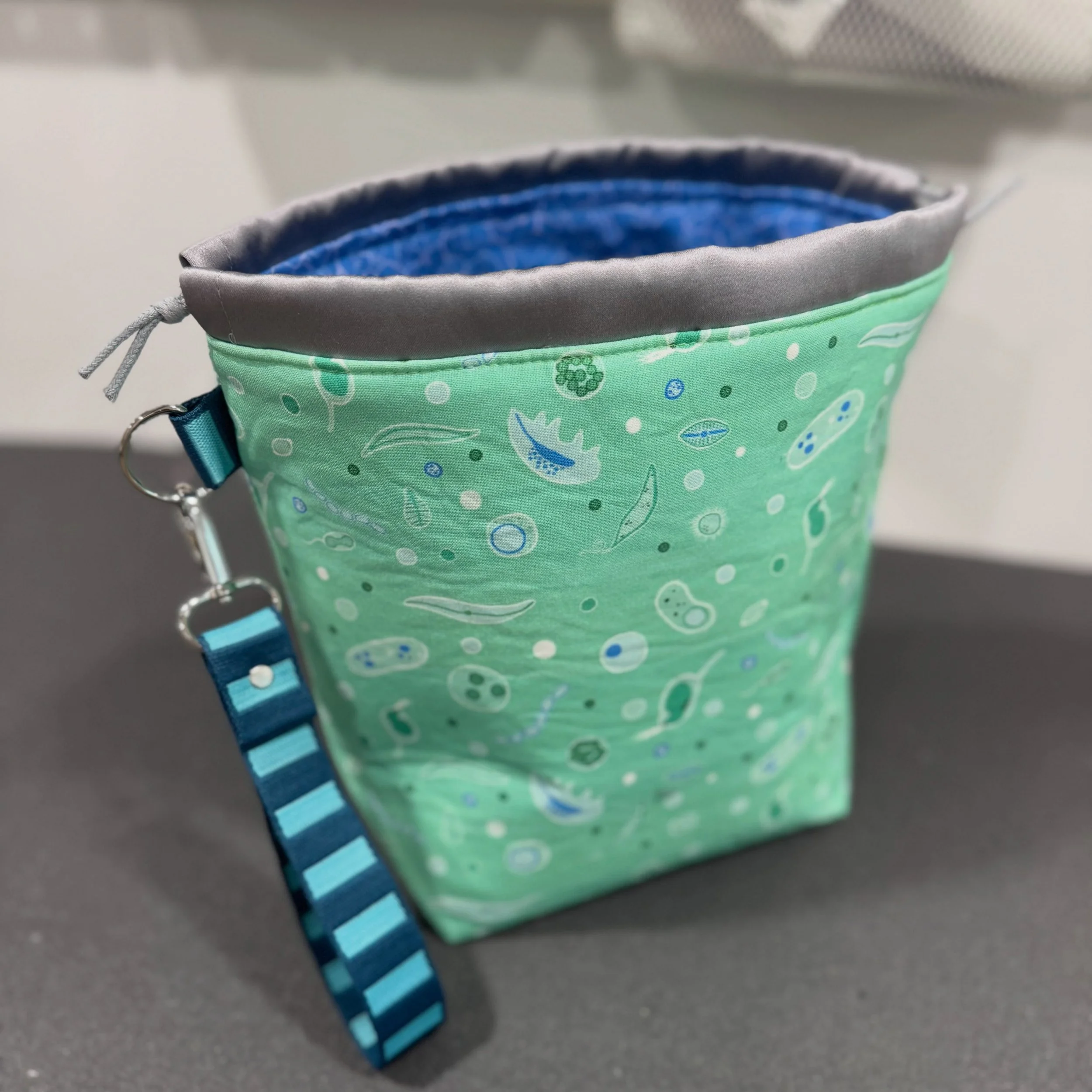 This custom Shortie is a great example of "custom lite" -when you like a bag as is but just need a little tweak like adding a handle or switching fabric. The Reflecting Pool Party collab with @cesiumyarn for the pun-tasting pond scum minis 
