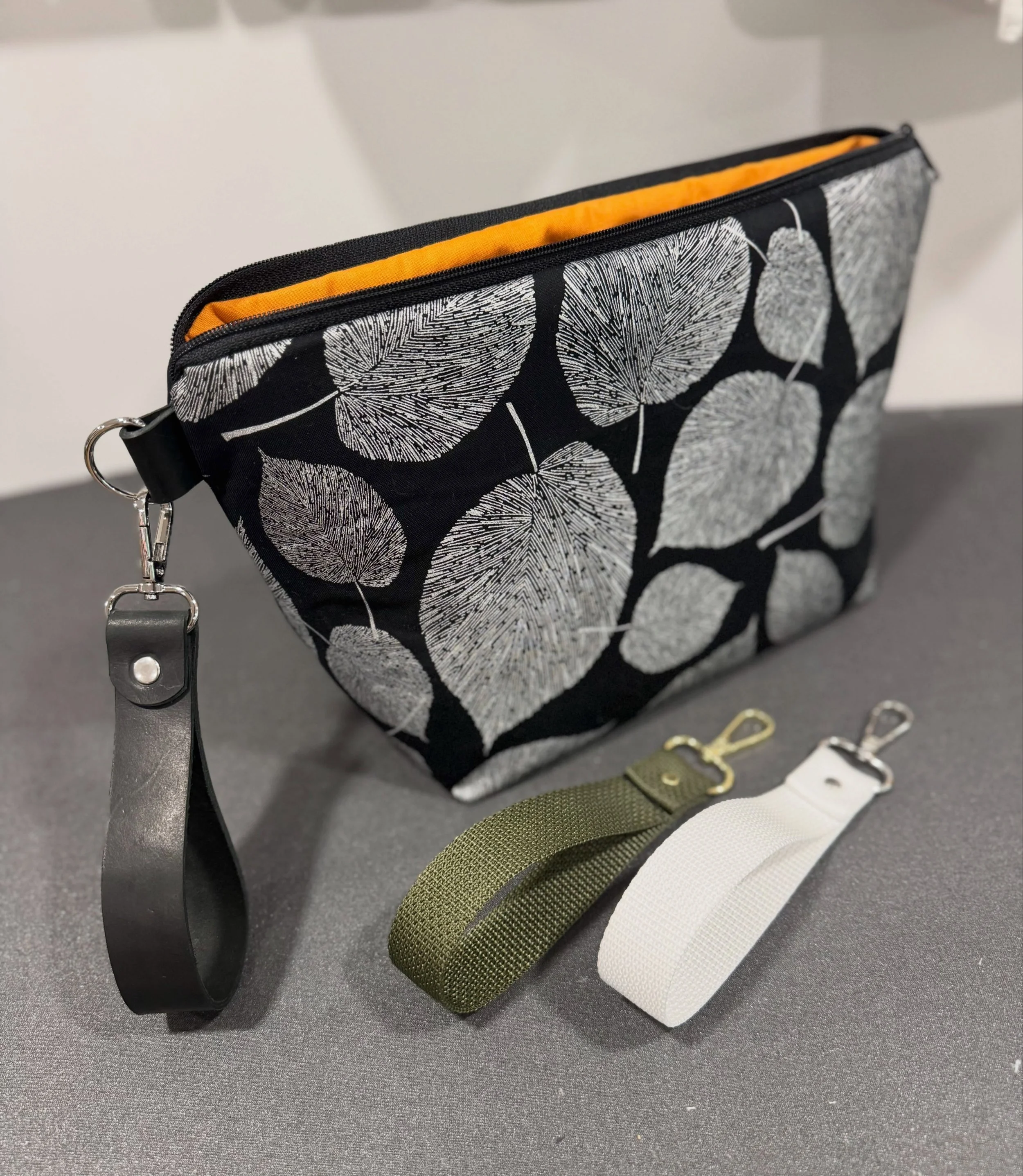A custom conversion! This is a Stuffie (wide zip) version of the Leafy Sad Sack, black leather handle and nickel hardware included 🍁 Bonus? 2 additional custom wristlets to go with other bags this customer already owns! Sad Sack version (large draws