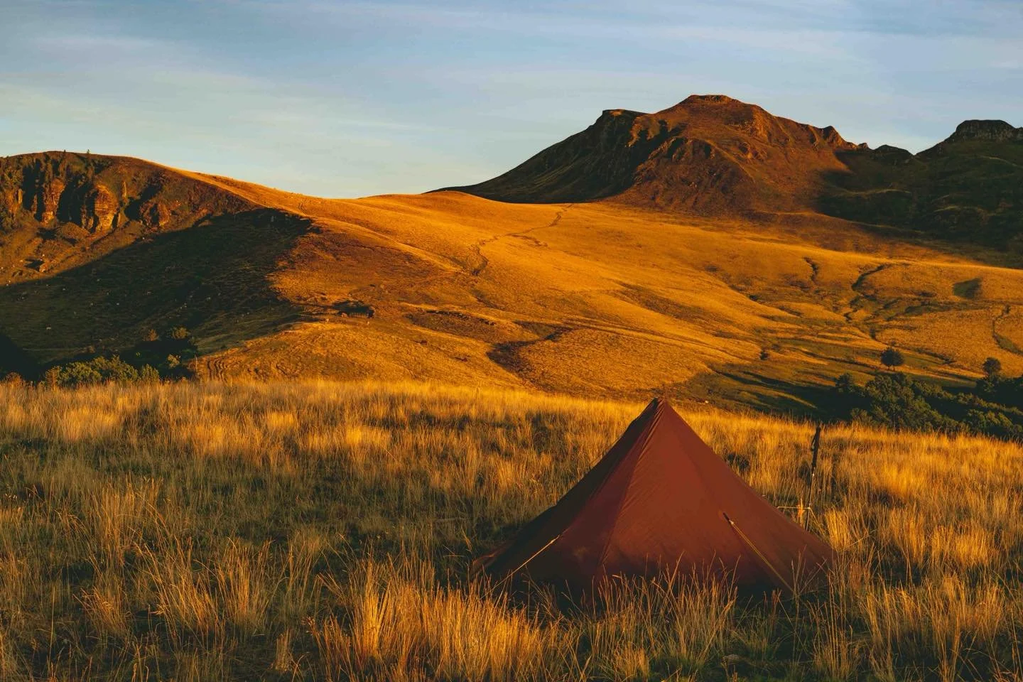 GR 400 tour des Monts du Cantal ! 

📍Localit&eacute; : France, Cantal 
⏰ Dur&eacute;e : 3,5 jours
📏 Distance : 133 km
⛰️ D&eacute;nivel&eacute; : 4 900m D+
💪 Niveau : Tranquilou bilou 
🗺️ Type : Itin&eacute;rance (boucle gare &agrave; gare)
🔫 Po