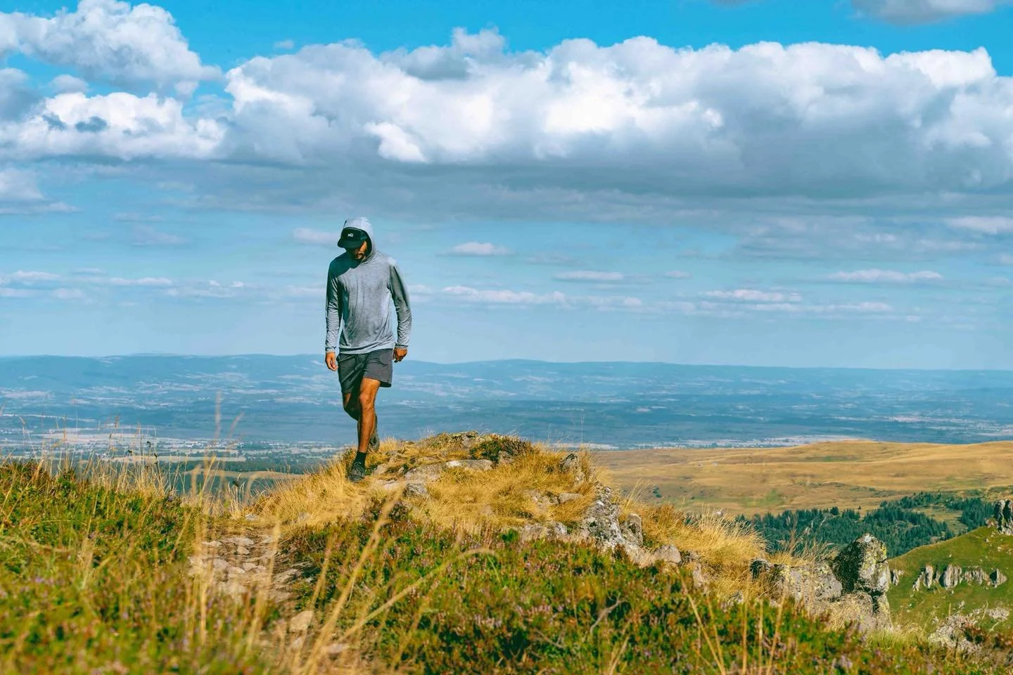 GR 400 tour des Monts du Cantal ! 2/2 
Les herbes dor&eacute;es &agrave; perte de vue, les petites martres dans les murs en pierre, ma langue colle au palais. Je cours dans la descente pour raccourcir ce moment de soif. Tout en savourant les d&eacute