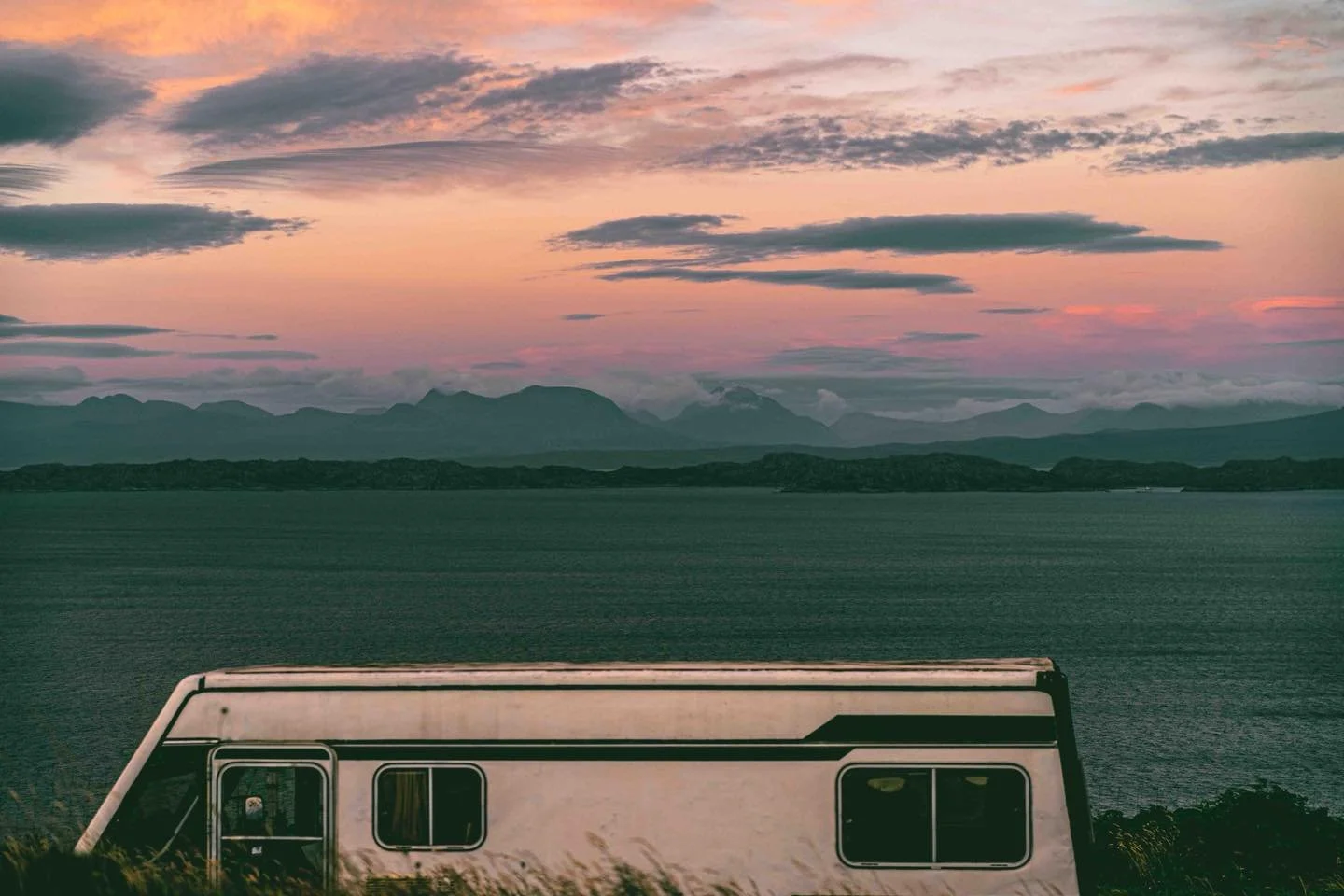 Skye trail, Scotland !🏴󠁧󠁢󠁳󠁣󠁴󠁿 

📍Localit&eacute;: Ecosse, Skye Island 
⏰ Dur&eacute;e : 9jours
📏 Distance : 130 km
🗻 D&eacute;nivel&eacute;: 3000m D+
💪 Niveau : l&rsquo;herbe c&rsquo;est doux mais fatigant / attention m&eacute;t&eacute;o 
