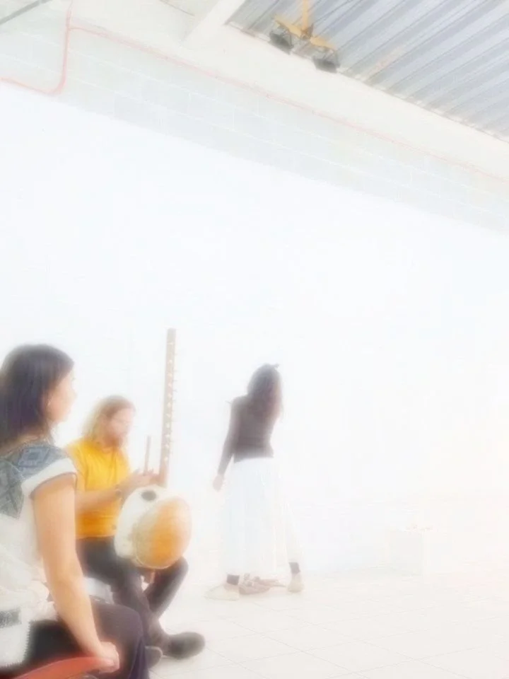 So grateful to Robin @lemonadefactorystudio for playing his beautiful Kora here at @w_a_h_pz for me to draw to. And to @frances_a_mpho for bringing her sweet voice carrying gently,  indigenous South African words for song, ancestry, messengers from t