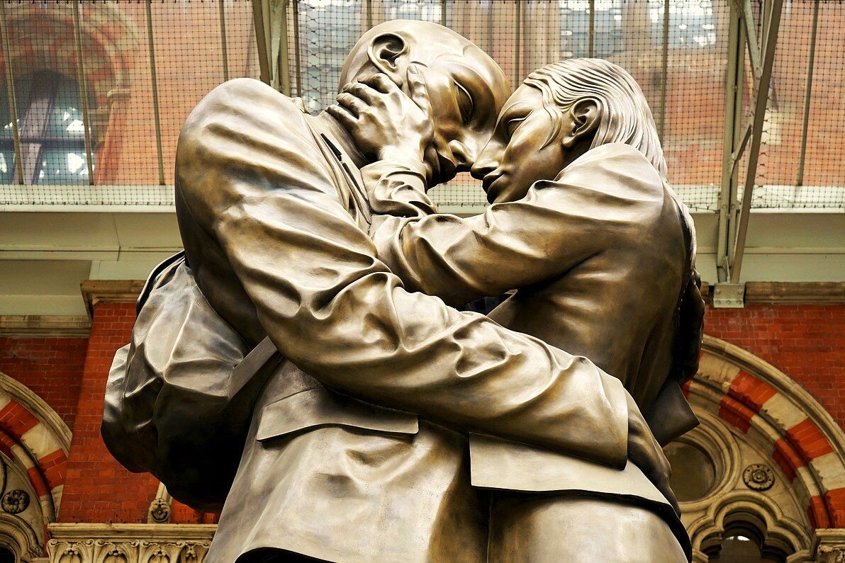 Greetings and partings – statue at St Pancras station, London / MikesPhotos from Needpix.com