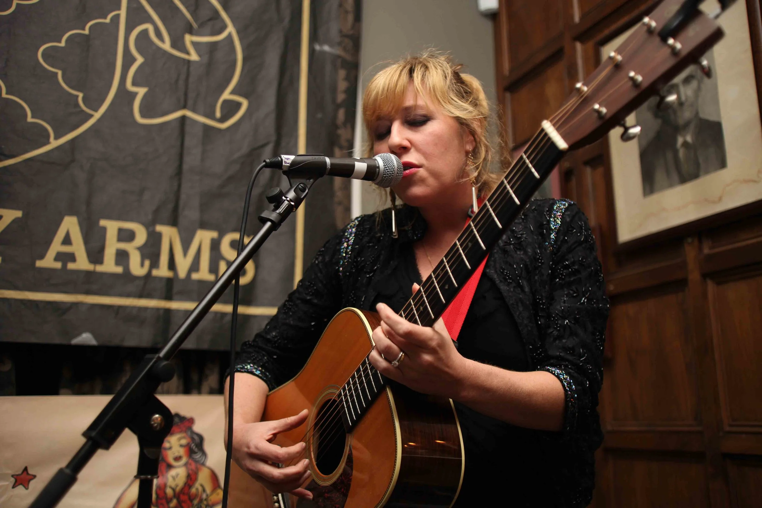 Martha Wainwright singing with guitar.jpg