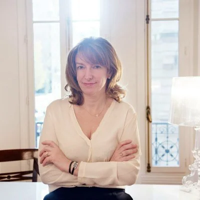 Stéphanie Talleux La vie de Stéphanie l’a conduite à Londres, Singapour et Hong-Kong. En 2009, elle constate avec un immense sentiment d’échec que sa carrière est devenue illisible aux yeux de tous et à ses propres yeux. Elle met au point une approche structurée pour réinventer sa carrière en lui insufflant sens et ambition. Devenue auteure, conférencière, elle est TEDx Talker en 2015 lors du TEDx « Sortez du cadre ». Elle accompagne depuis plus de 10 ans les personnes qui veulent enclencher réinventer leur vie professionnelle et la vie qui va avec !