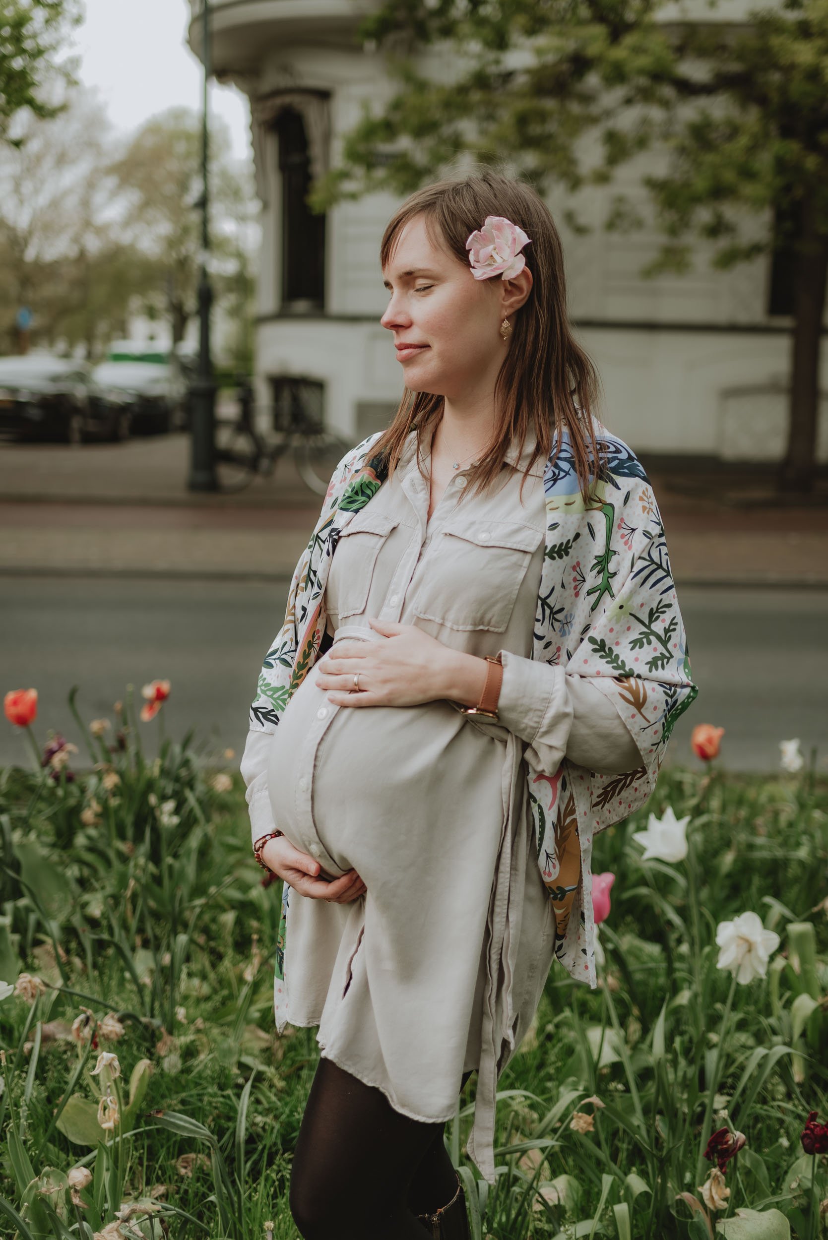 Vicky McLachlan Photography | Maternity photoshoot in Haarlem | Sofia holding tummy