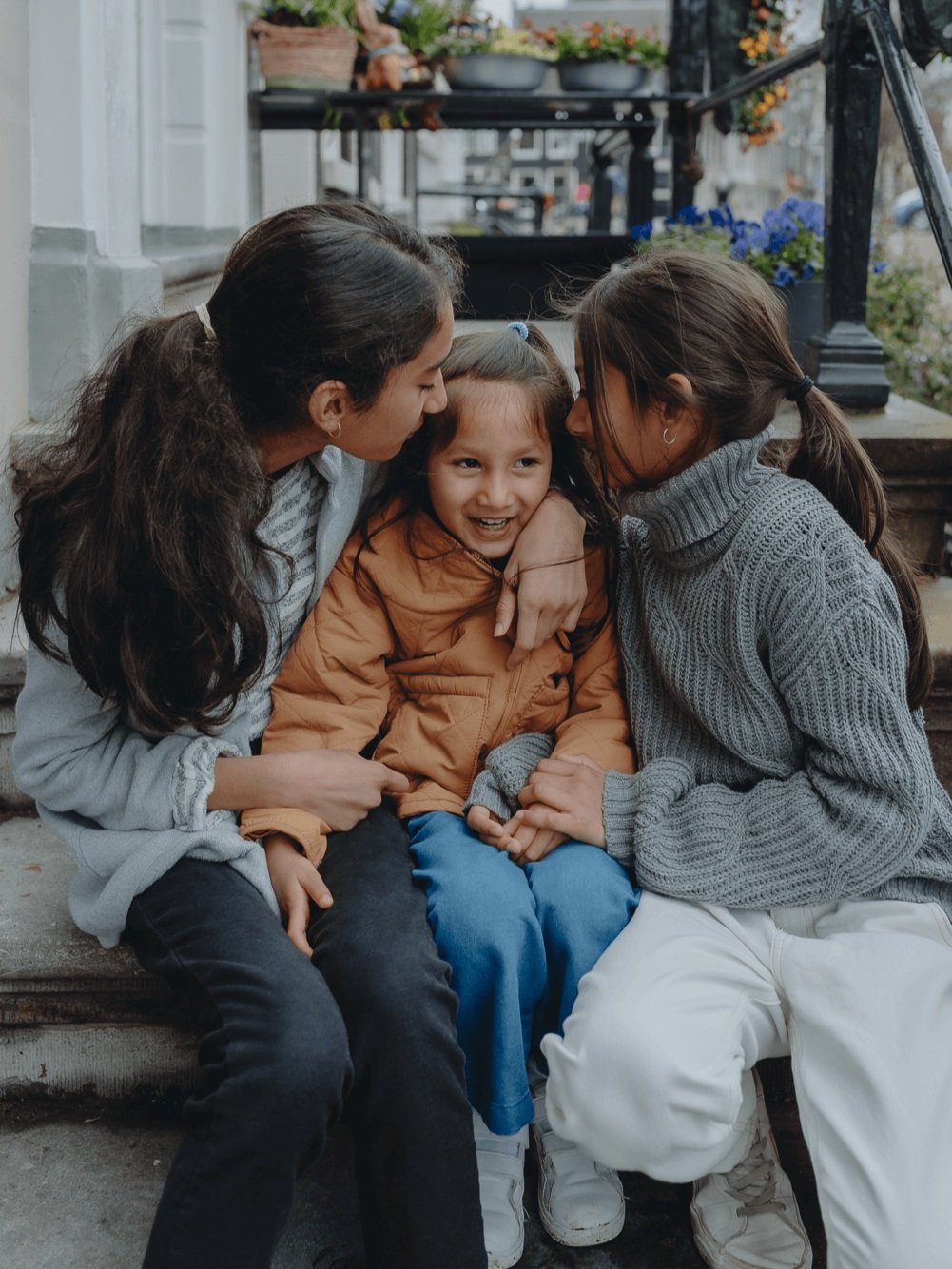 Family Photoshoot in Amsterdam by Vicky McLachlan Photography - American Family wit three little girls sitting together on a staircase in front of a Dutch house on Brouwersgracht-1.png