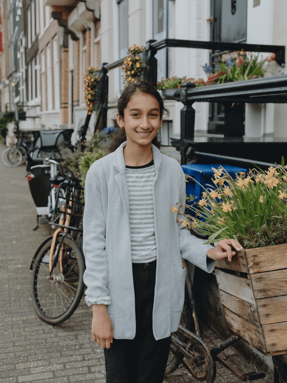 Family Photoshoot in Amsterdam by Vicky McLachlan Photography - American Family with little girl holding onto a bike in front of a Dutch house on Brouwersgracht_2-1.png