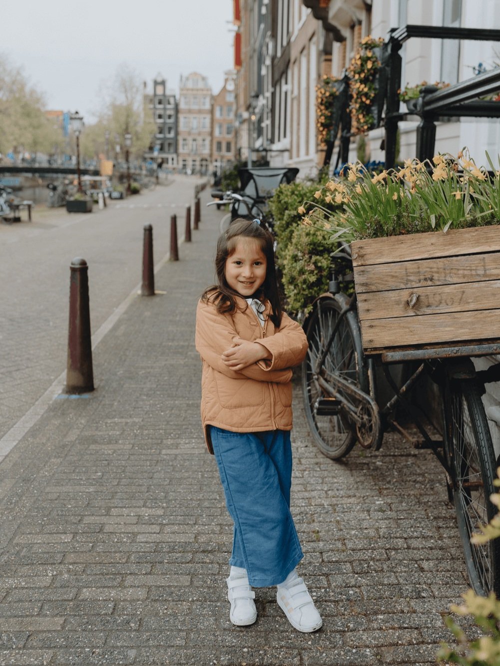 Family Photoshoot in Amsterdam by Vicky McLachlan Photography - American Family with little girl holding onto a bike in front of a Dutch house on Brouwersgracht_3-1.png