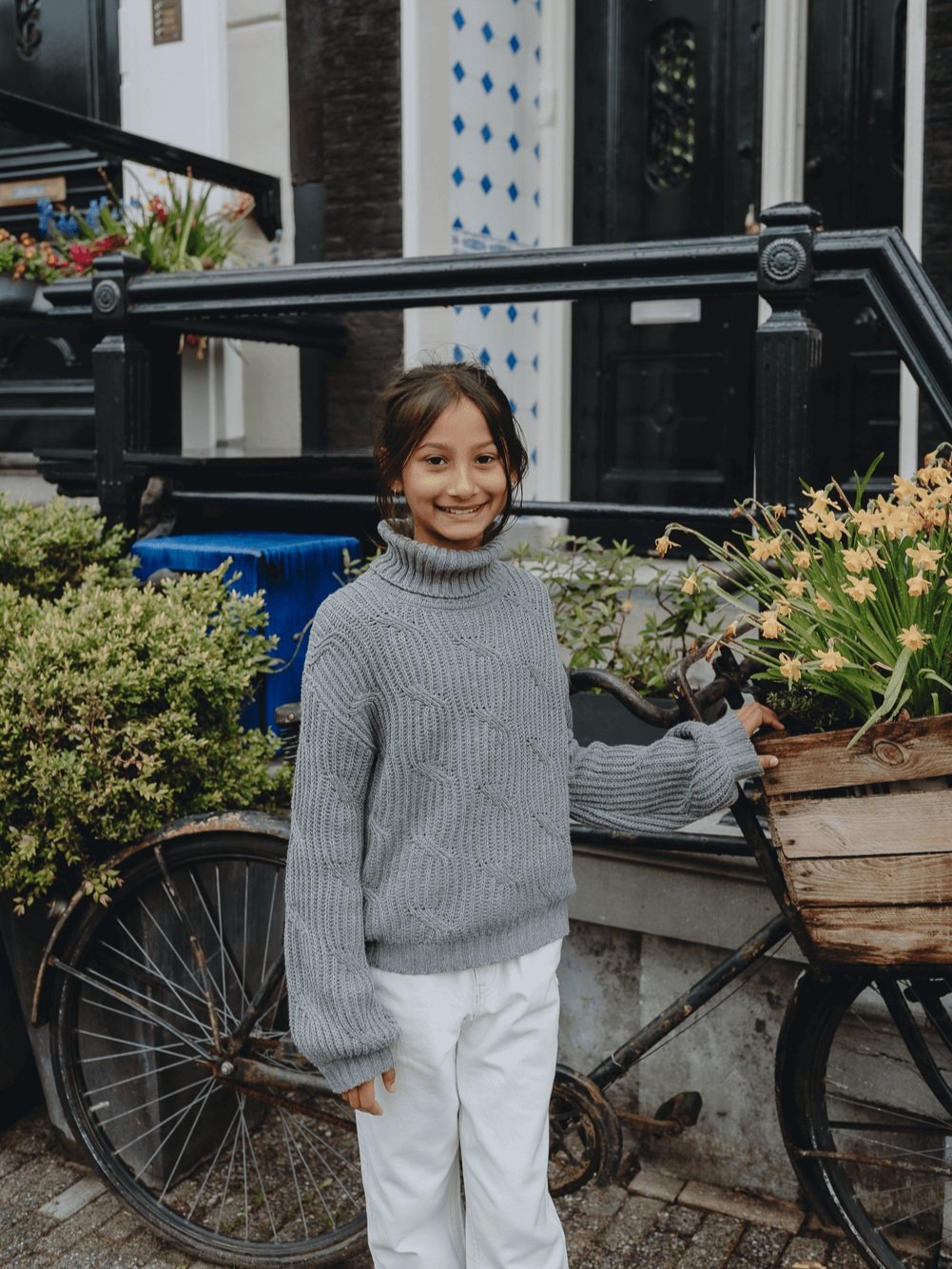 Family Photoshoot in Amsterdam by Vicky McLachlan Photography - American Family with little girl holding onto a bike in front of a Dutch house on Brouwersgracht_1-1.png