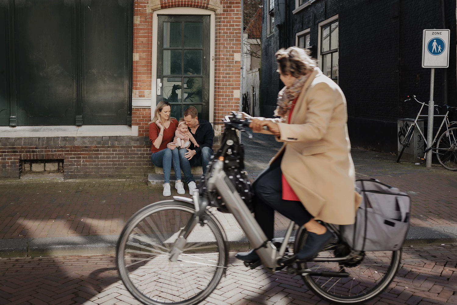 Amsterdam Family Photographer_Vicky McLachlan_Funny photos of people on bicycles in my photos in Amsterdam_1-1-2.png