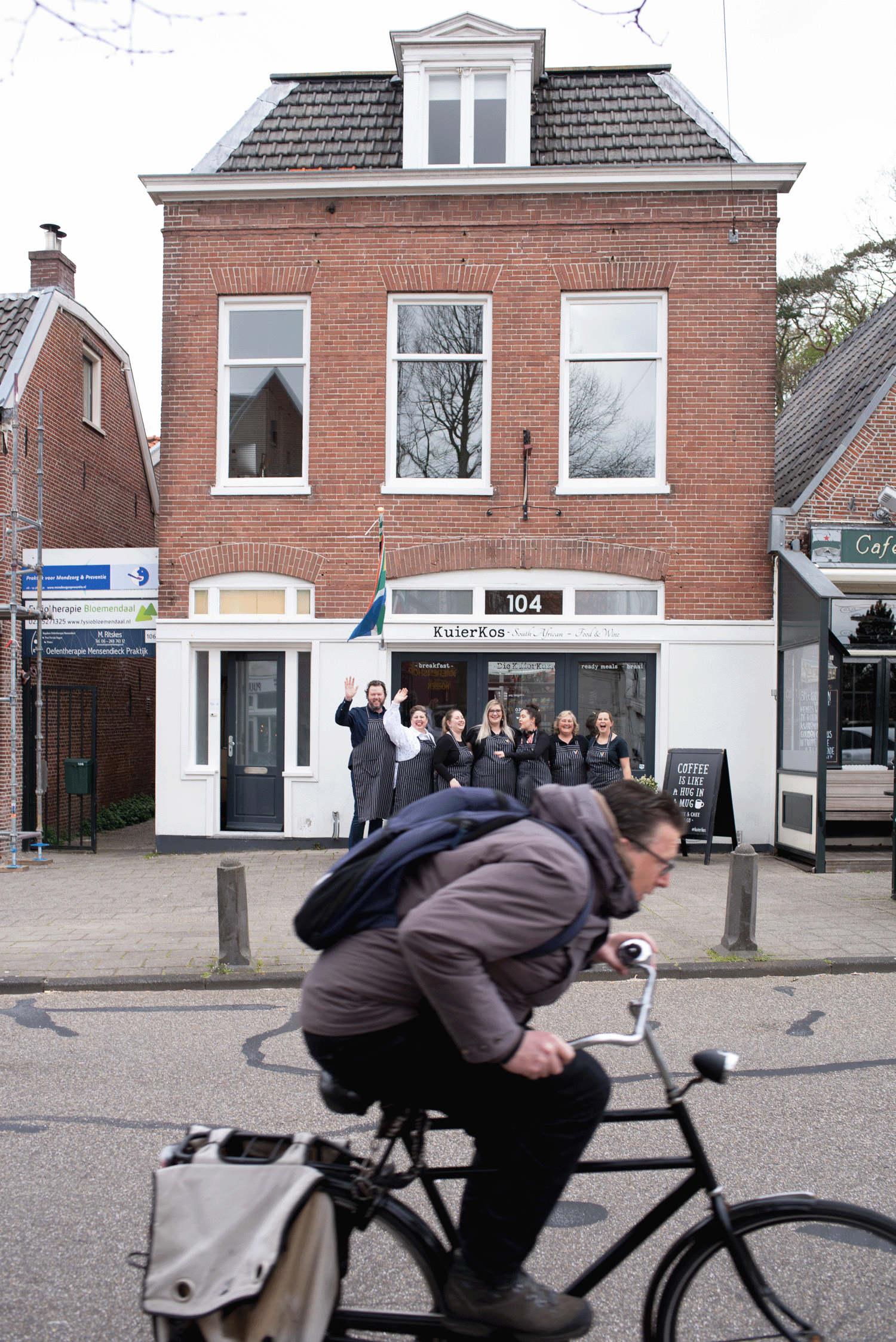 Amsterdam Family Photographer_Vicky McLachlan_Funny photos of people on bicycles in my photos in Amsterdam_1-1-4.png