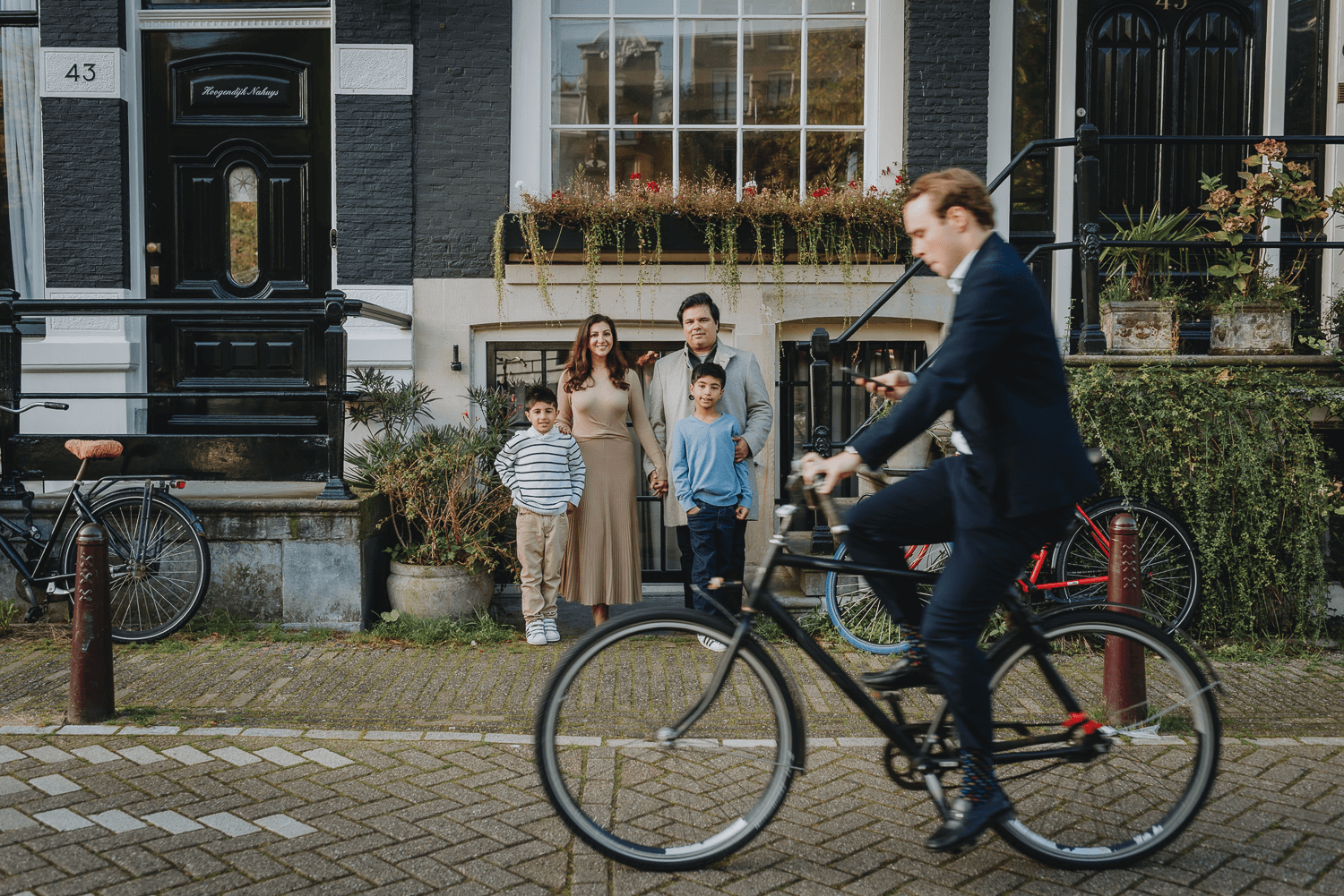 Vicky McLachlan Photography_Haarlem photographer_Fun photo of Family standing together while a cyclist photobombs the photo_7-1.png