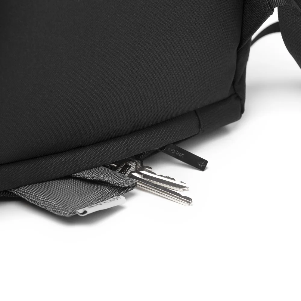 Roll Backpack - Negra_DT_Bolsillo de atras.jpg