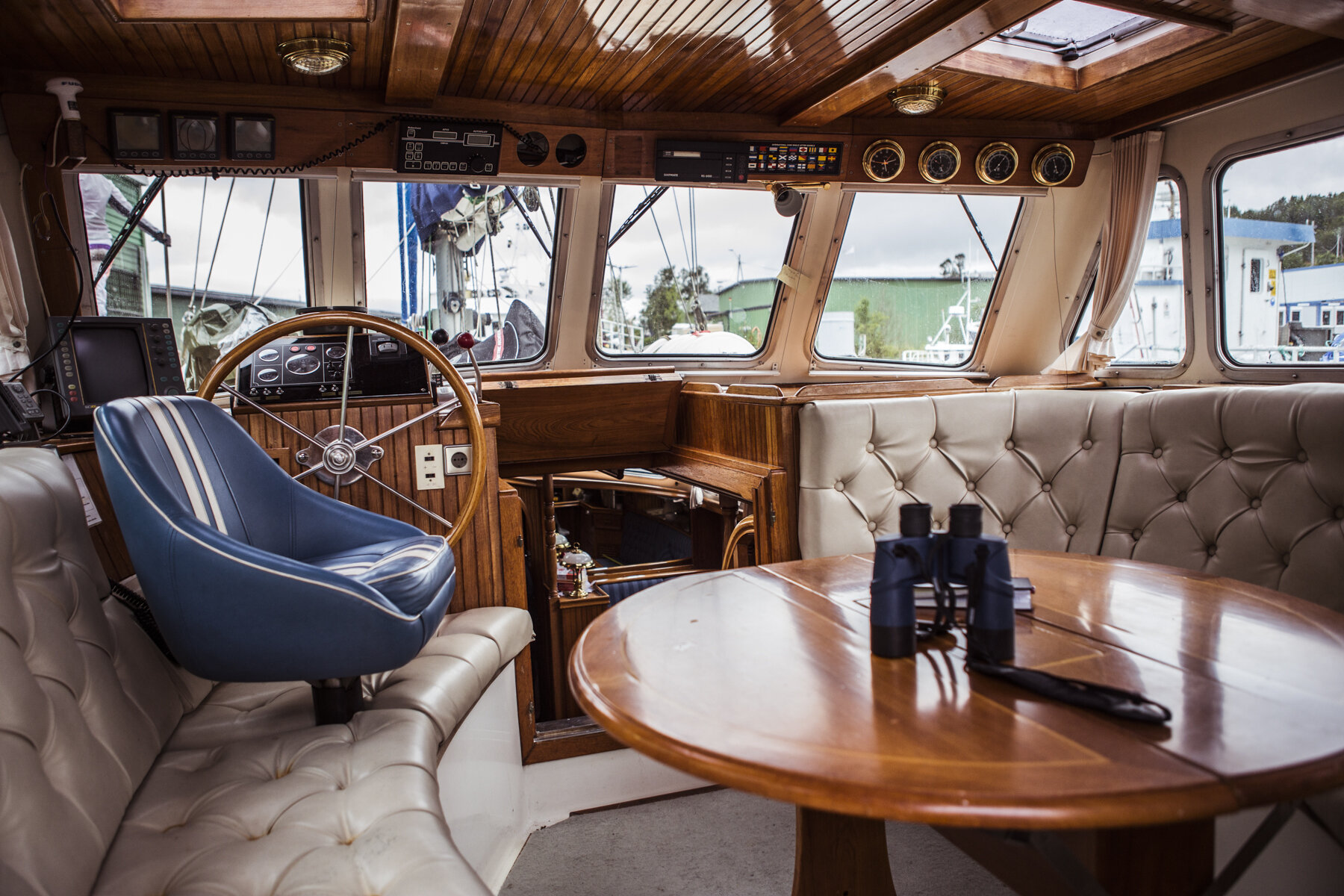  The warm and spacious wheelhouse with an almost 360 degree view of our surroundings. 