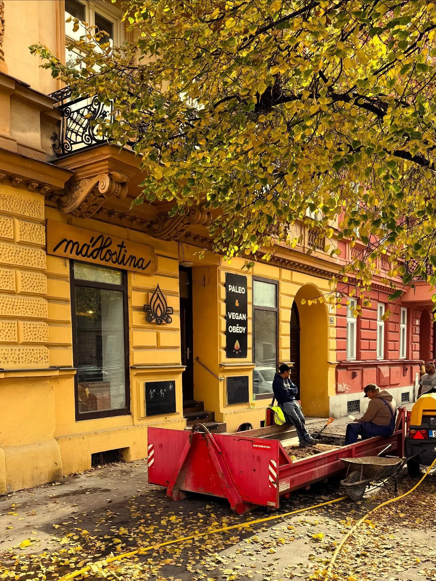 máme otevřeno, kontejner jde obejít, sbíječka už je vypnutá, bude tady jenom týden díra