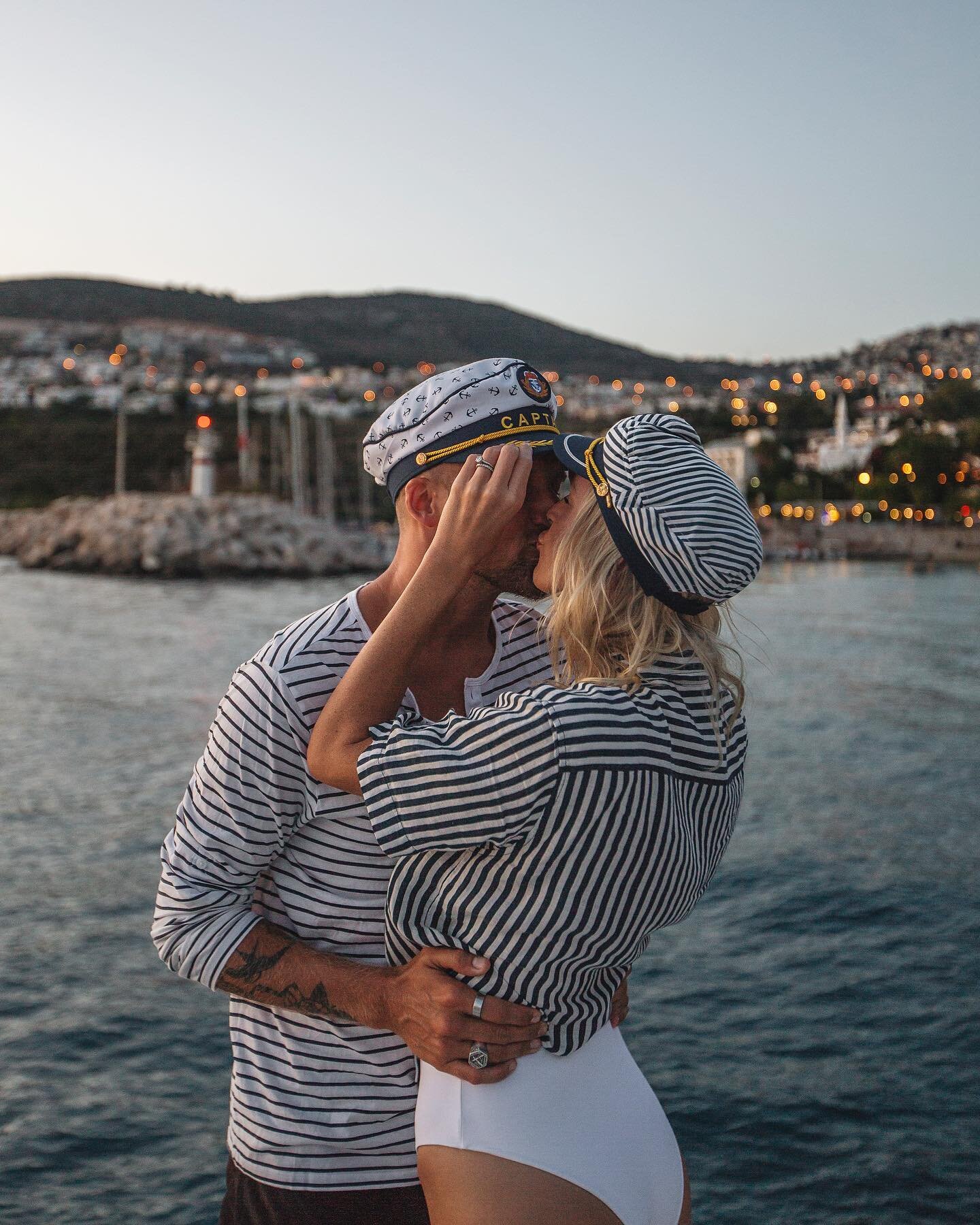 KISSING THE CAPTAIN 😘⛵️🖤
.
I (Zach) just kissed my girls goodbye for the longest time in 3+ years.... I&rsquo;m traveling for a project and will be gone for a WHOLE 48 HOURS 🤣. It&rsquo;s the longest time we&rsquo;ve been apart since we launched t