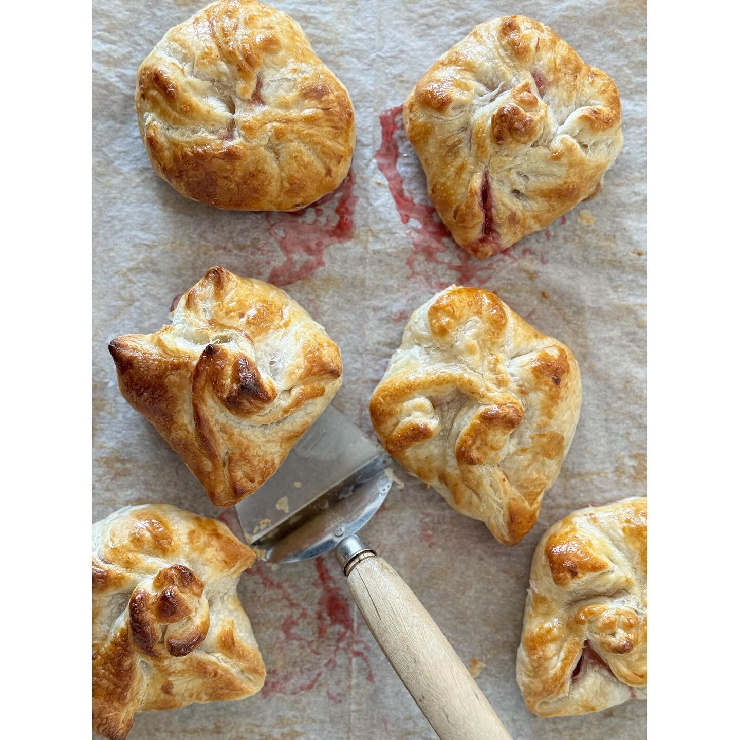 Breakfast! Some leftover cranberry sauce, apples and puff pastry 🥮 I wish you could smell it. Perfect way to test the new Viking oven. It works